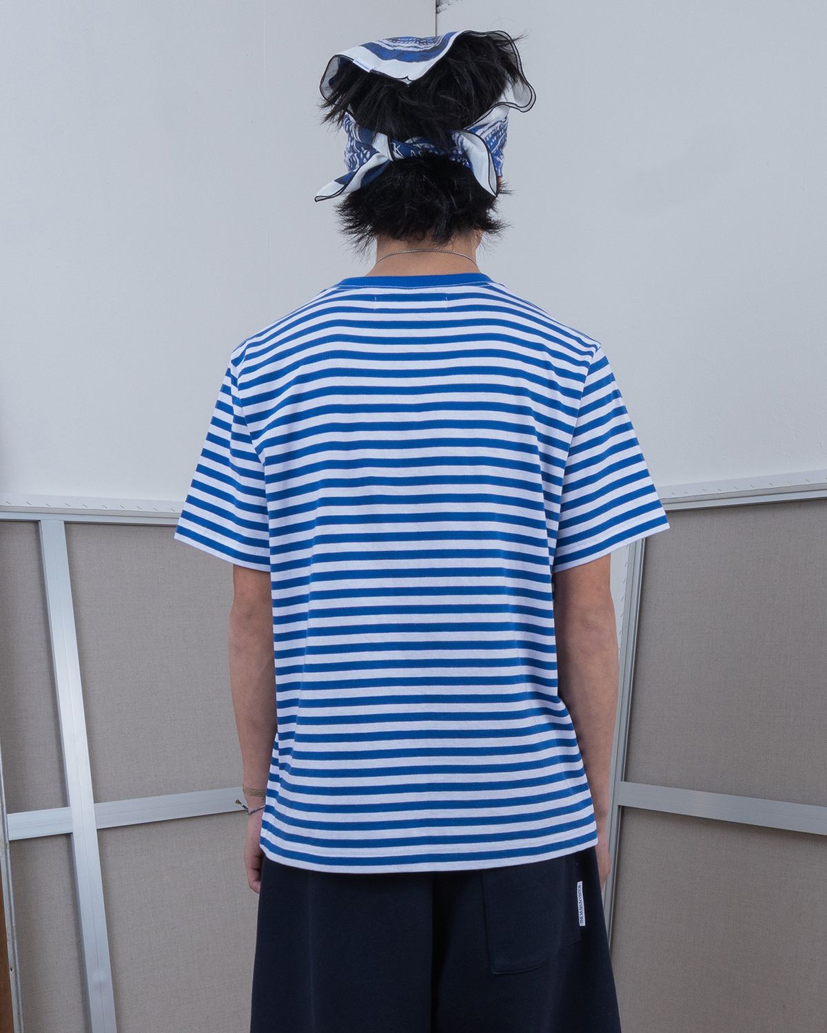 더뮤지엄비지터(THEMUSEUMVISITOR) ARGYLE PATTERN APPLIQUE STRIPE T-SHIRT (BLUE)