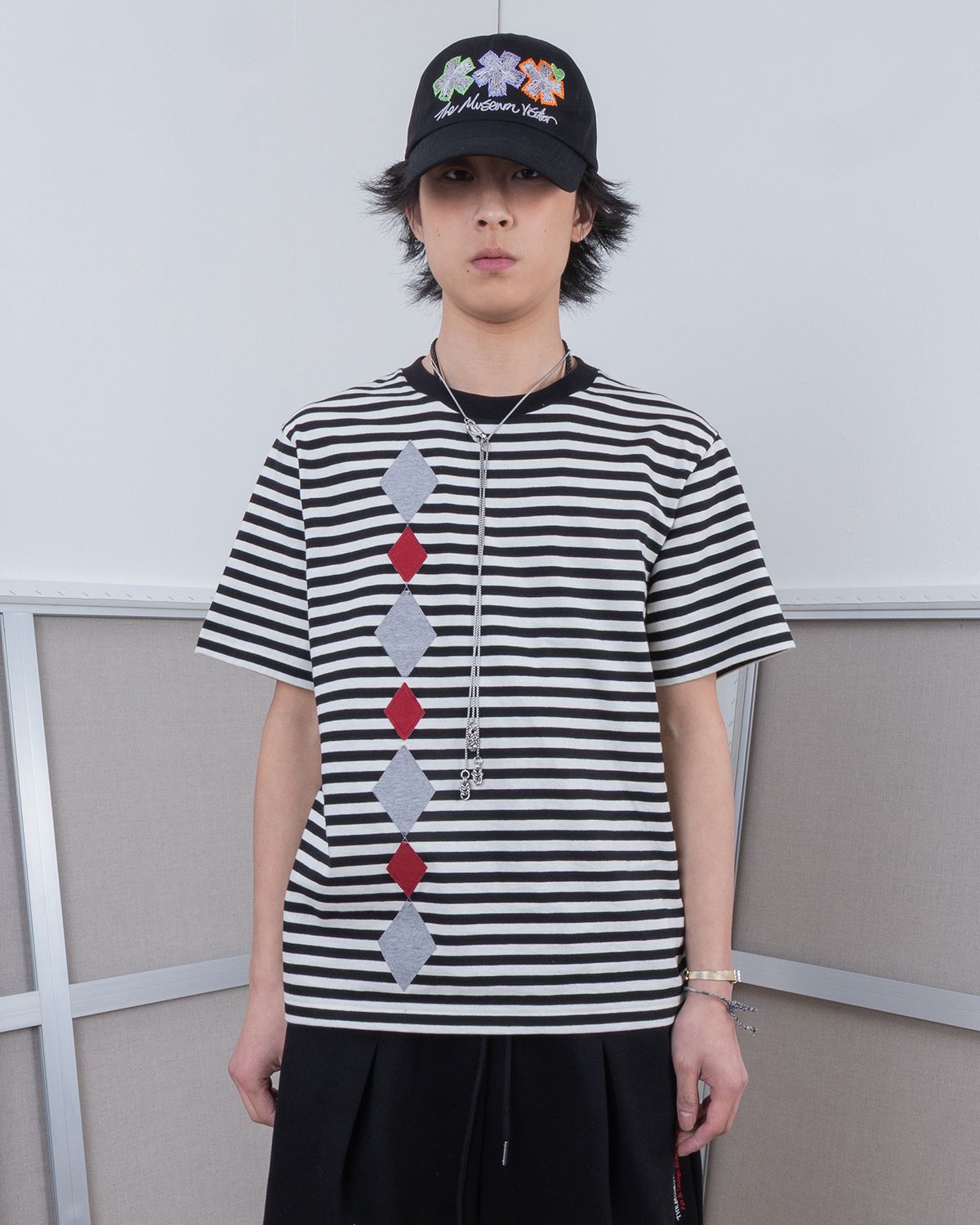더뮤지엄비지터(THEMUSEUMVISITOR) ARGYLE PATTERN APPLIQUE STRIPE T-SHIRT (BLACK)