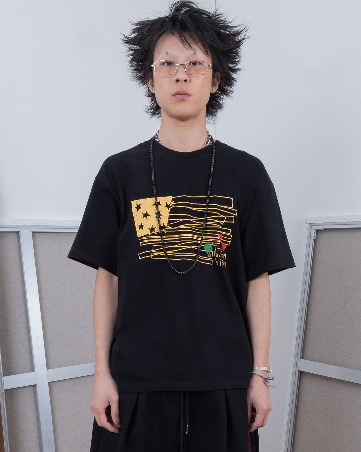 더뮤지엄비지터(THEMUSEUMVISITOR) FLAG DOODLE T-SHIRT (BLACK)