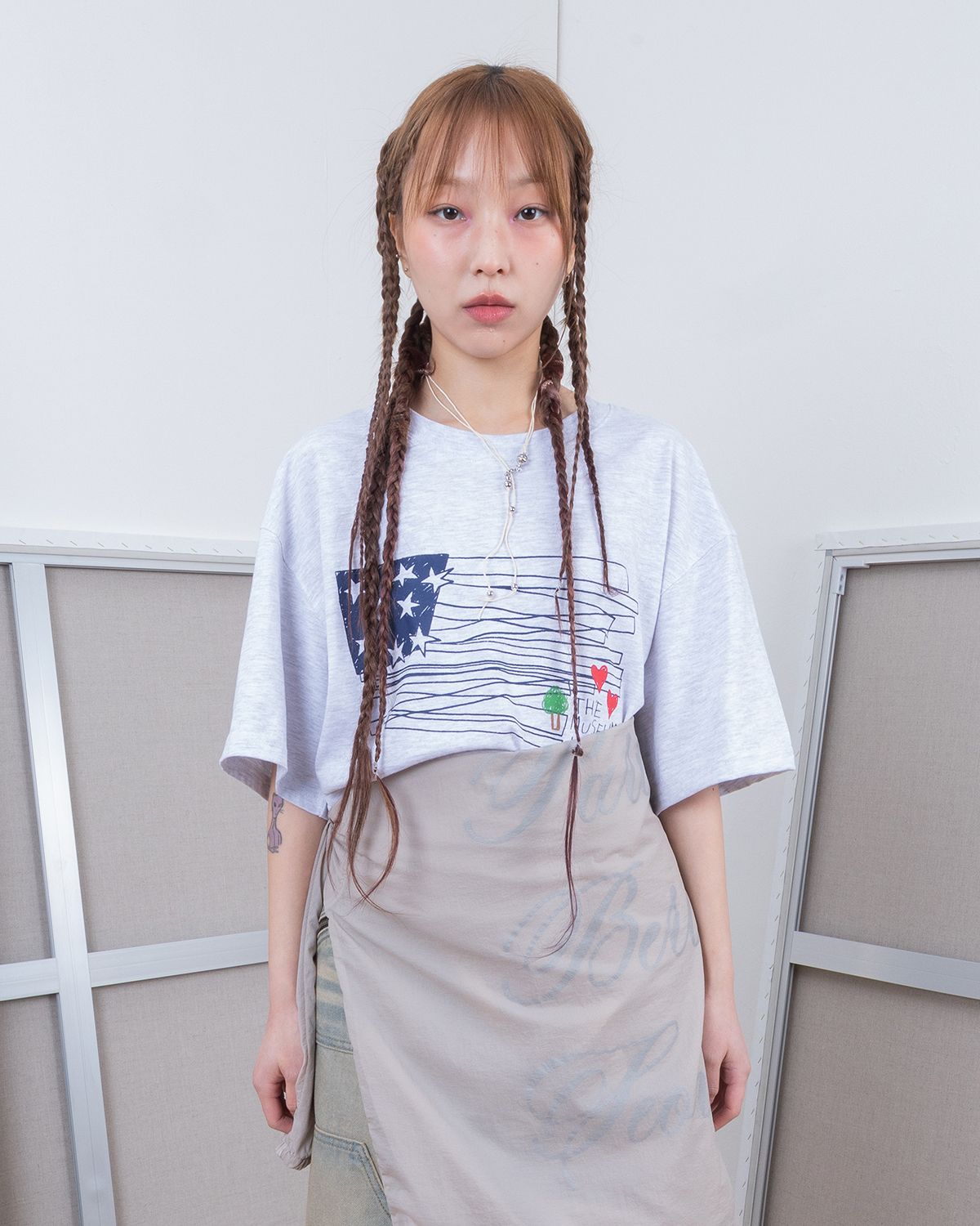 더뮤지엄비지터(THEMUSEUMVISITOR) FLAG DOODLE T-SHIRT (WHITE MELANGE)