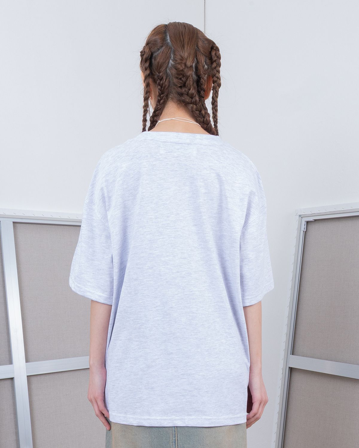 더뮤지엄비지터(THEMUSEUMVISITOR) FLAG DOODLE T-SHIRT (WHITE MELANGE)