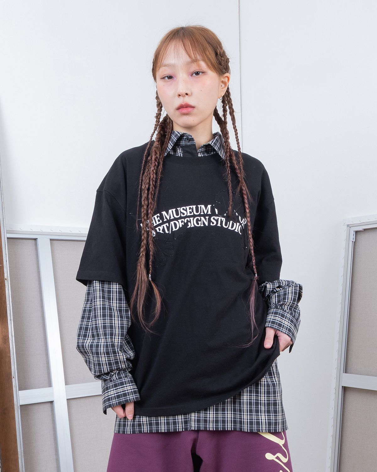 더뮤지엄비지터(THEMUSEUMVISITOR) APPLIQUE FLOWER T-SHIRT (BLACK)