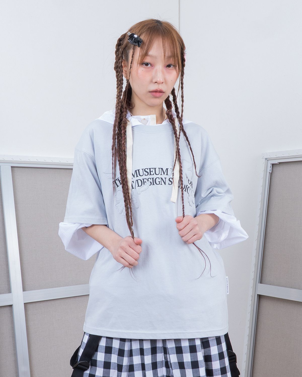 더뮤지엄비지터(THEMUSEUMVISITOR) APPLIQUE FLOWER T-SHIRT (SKY BLUE)