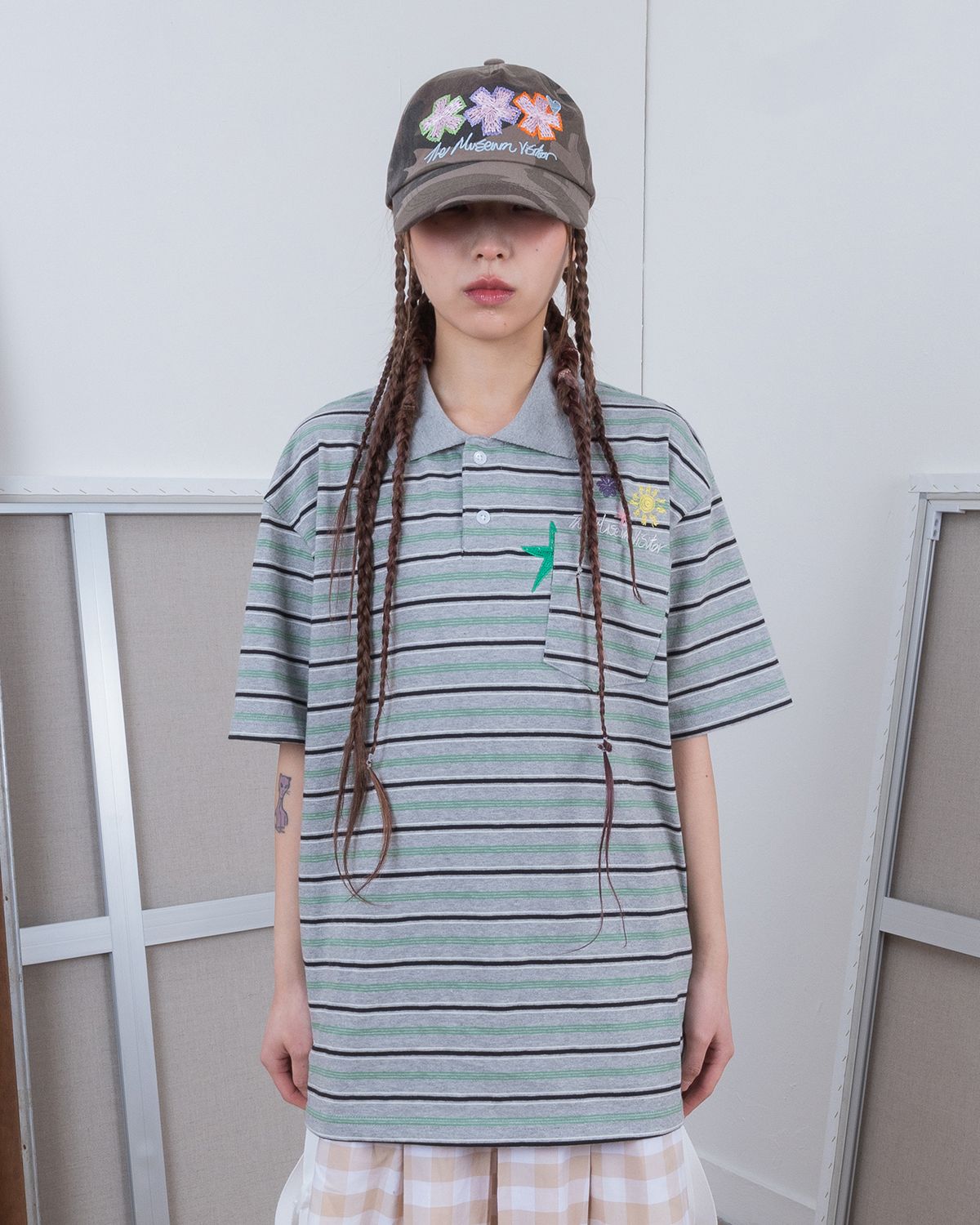 더뮤지엄비지터(THEMUSEUMVISITOR) FLOWER EMBROIDERY STRIPE COLLARED T-SHIRT (GREY)