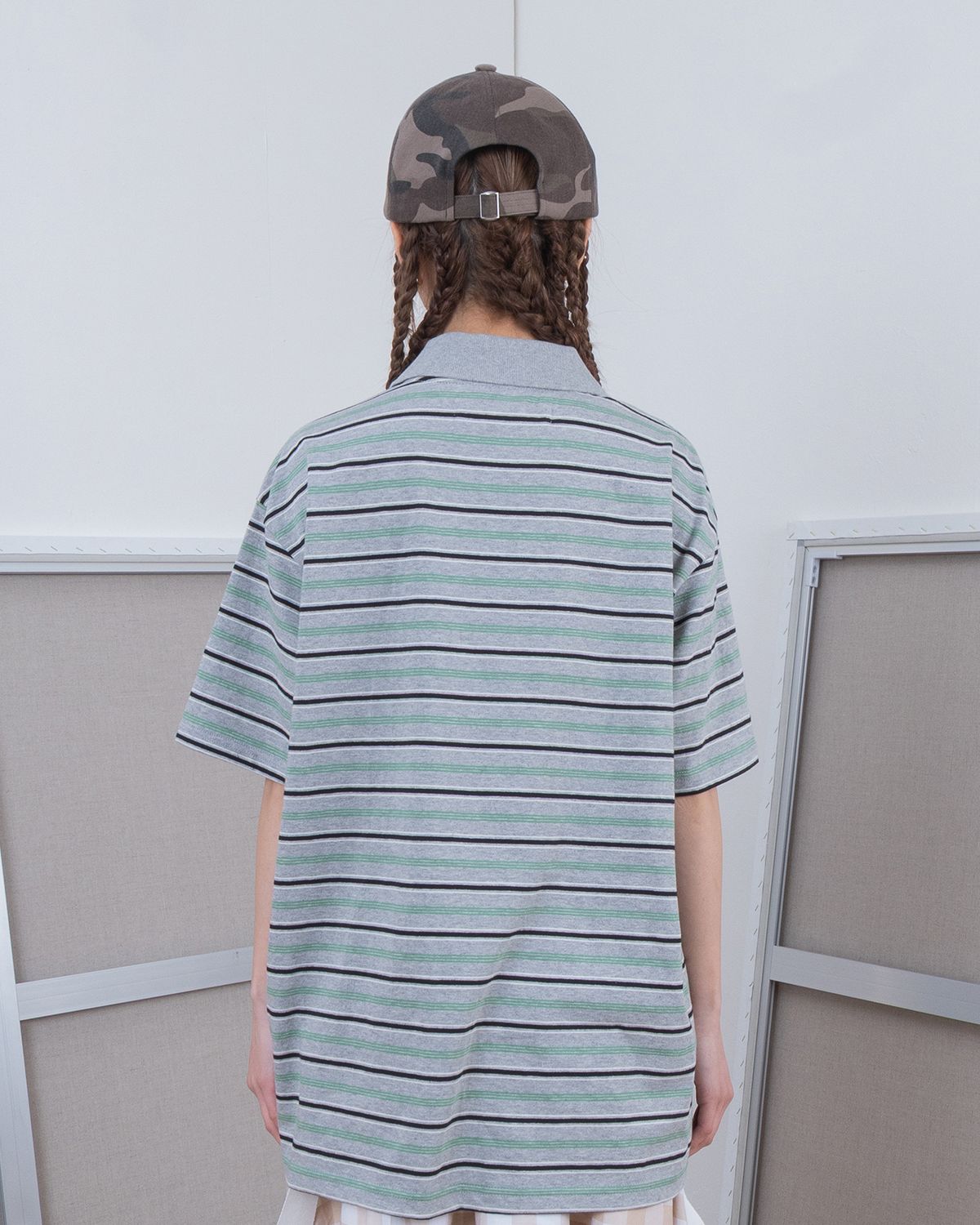더뮤지엄비지터(THEMUSEUMVISITOR) FLOWER EMBROIDERY STRIPE COLLARED T-SHIRT (GREY)