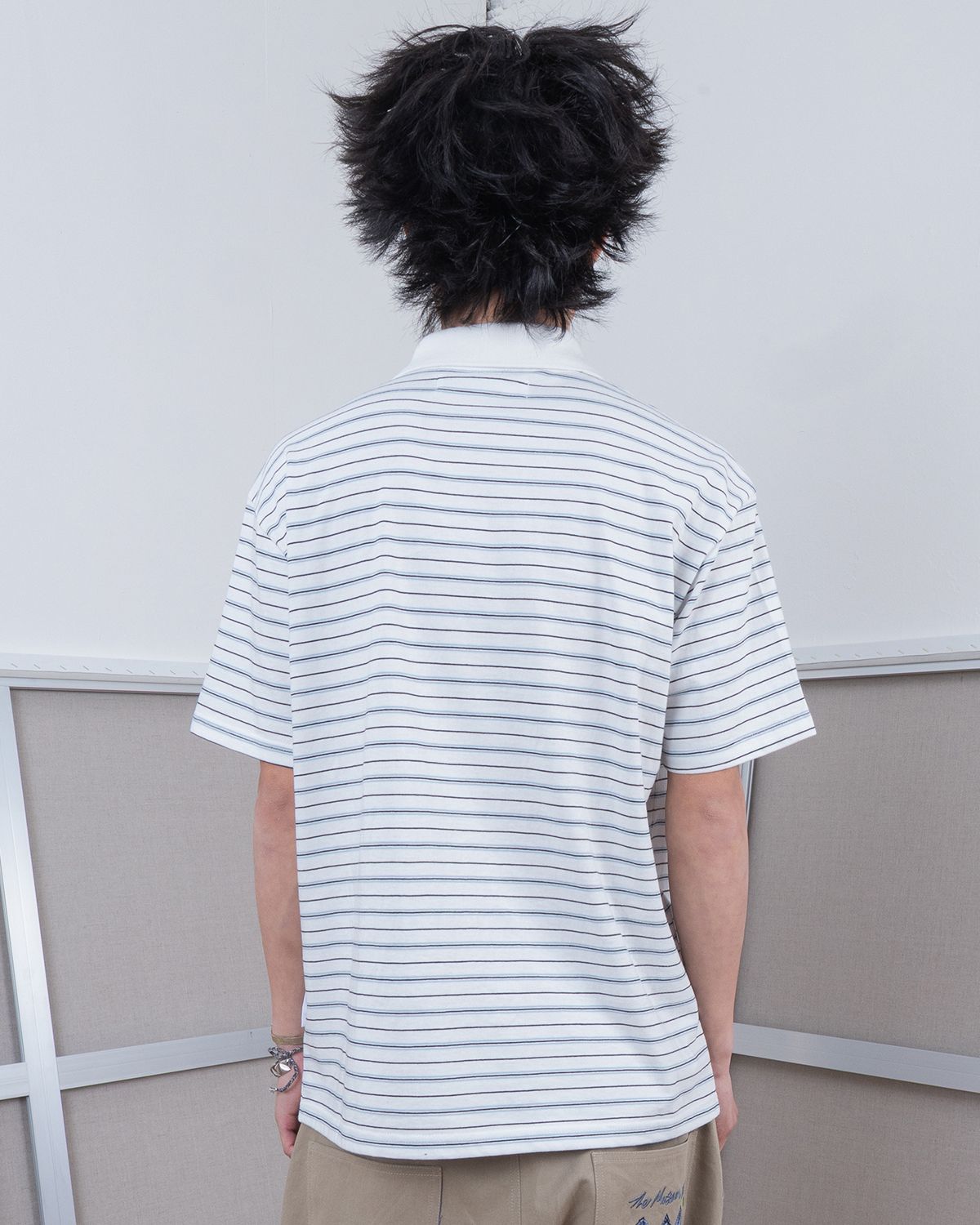 더뮤지엄비지터(THEMUSEUMVISITOR) FLOWER EMBROIDERY STRIPE COLLARED T-SHIRT (WHITE)