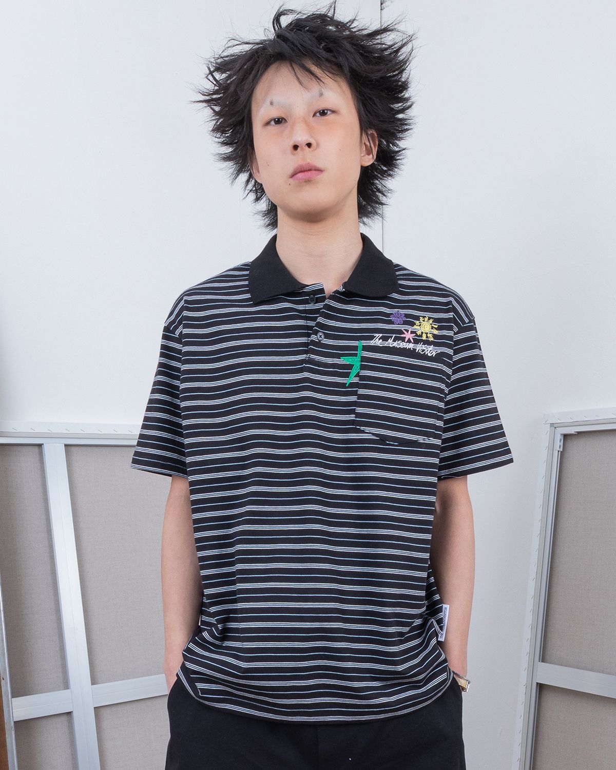 더뮤지엄비지터(THEMUSEUMVISITOR) FLOWER EMBROIDERY STRIPE COLLARED T-SHIRT (BLACK)