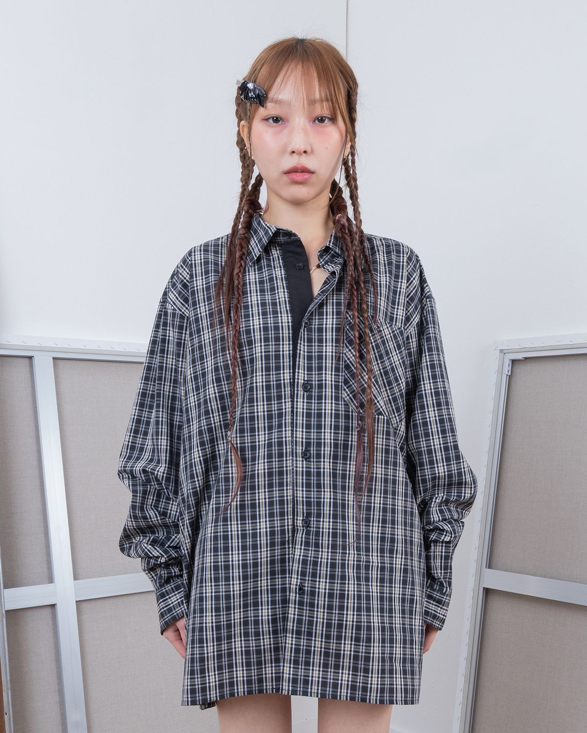 더뮤지엄비지터(THEMUSEUMVISITOR) BUCKLE CUFF CHECK SHIRT (NAVY)