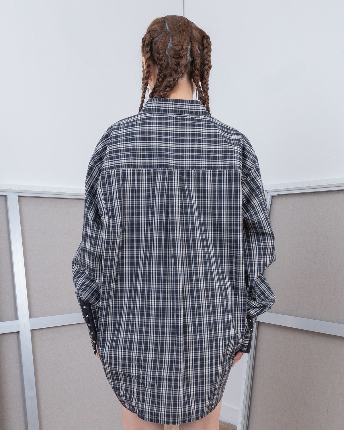 더뮤지엄비지터(THEMUSEUMVISITOR) BUCKLE CUFF CHECK SHIRT (NAVY)