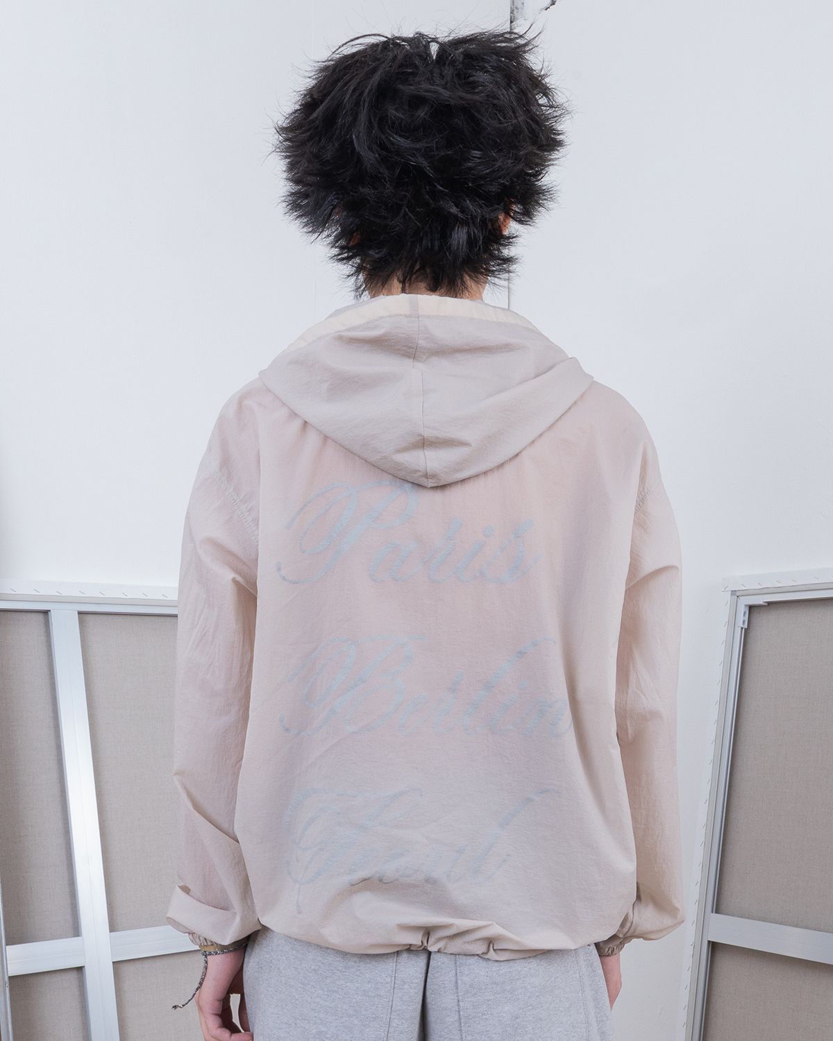 더뮤지엄비지터(THEMUSEUMVISITOR) NYLON SUMMER FLAP ANORAK (BEIGE)