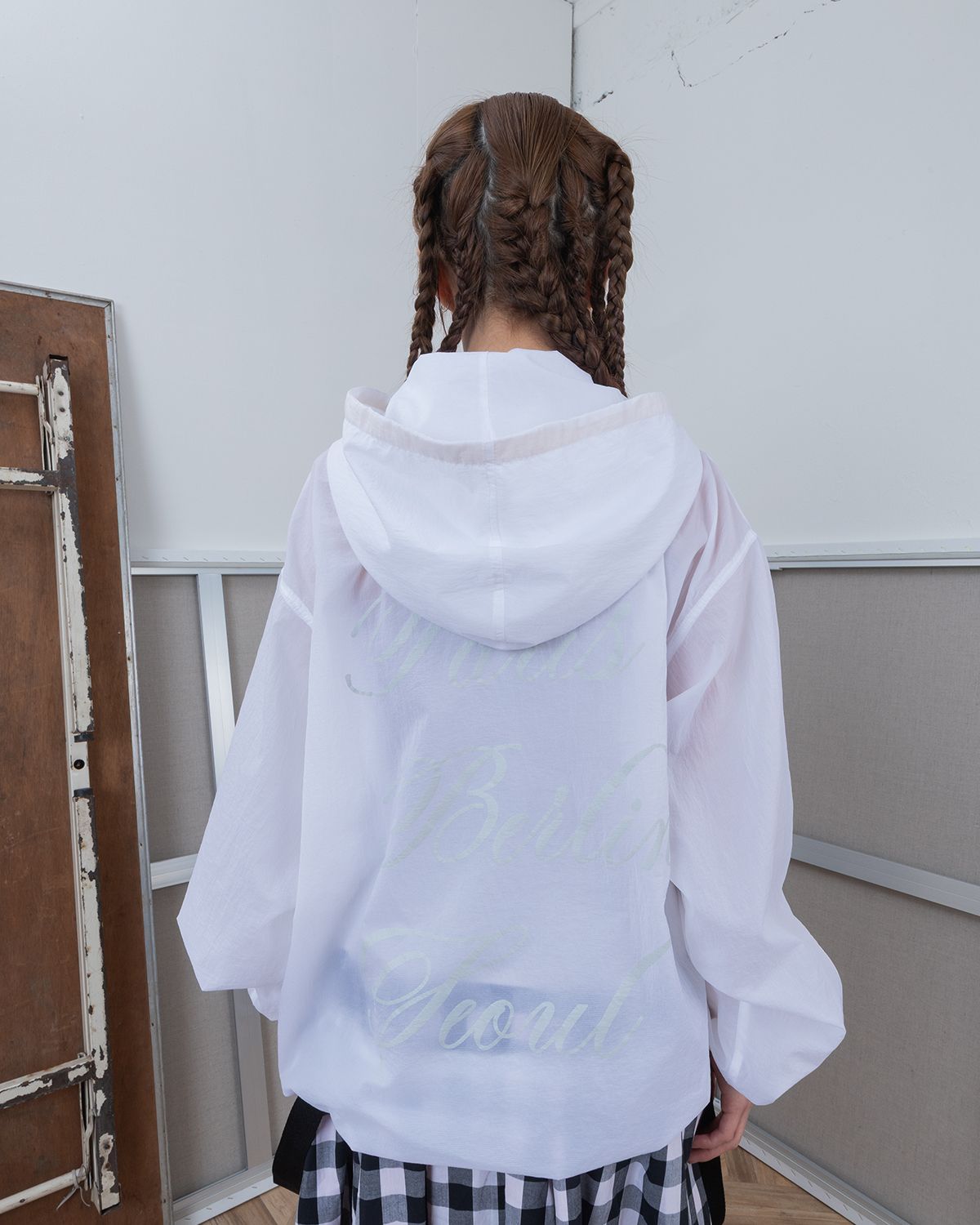 더뮤지엄비지터(THEMUSEUMVISITOR) NYLON SUMMER FLAP ANORAK (WHITE)