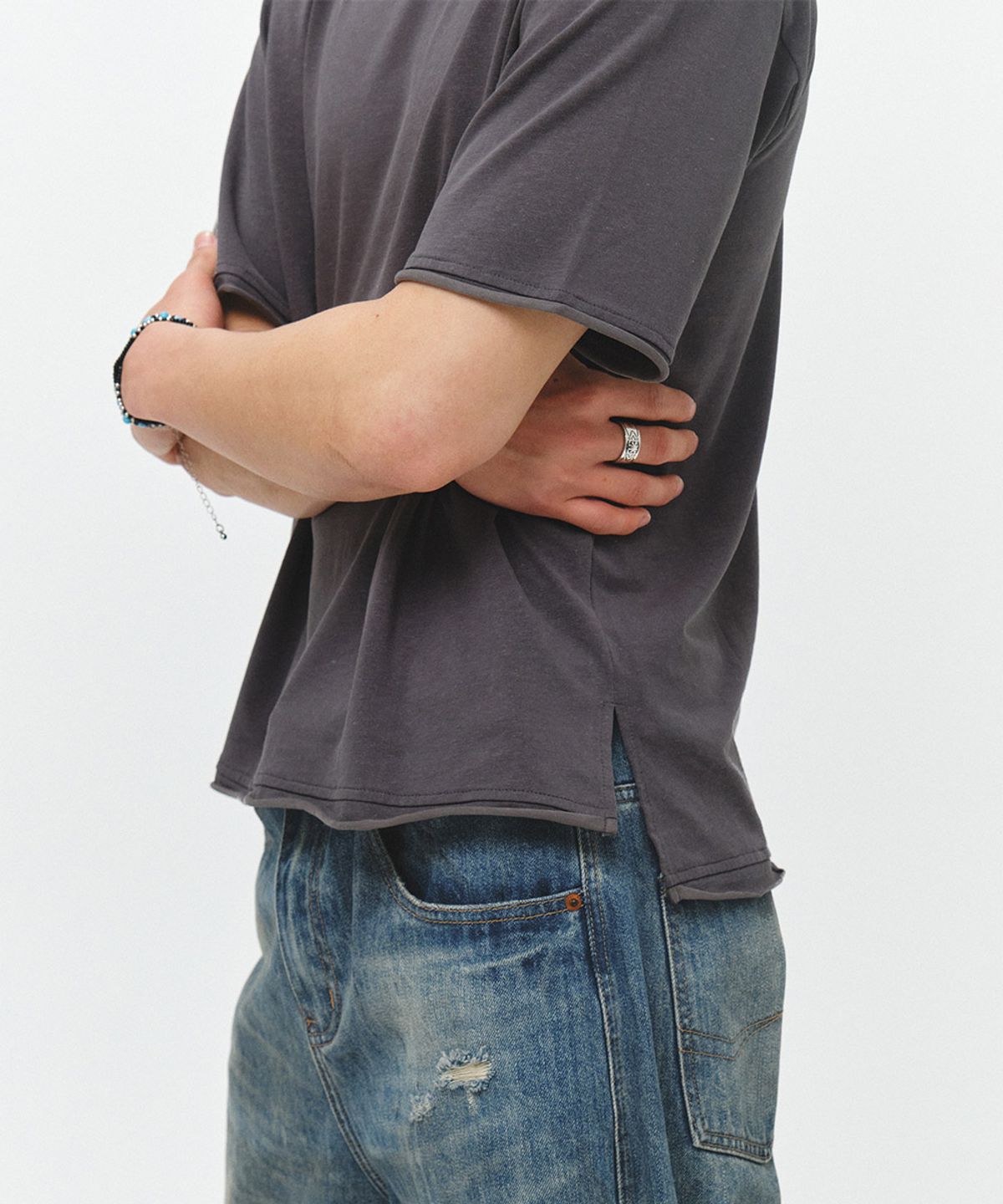 이코르(ECORR) [UNISEX] 레이어드 절개 크롭 반팔 티셔츠_차콜