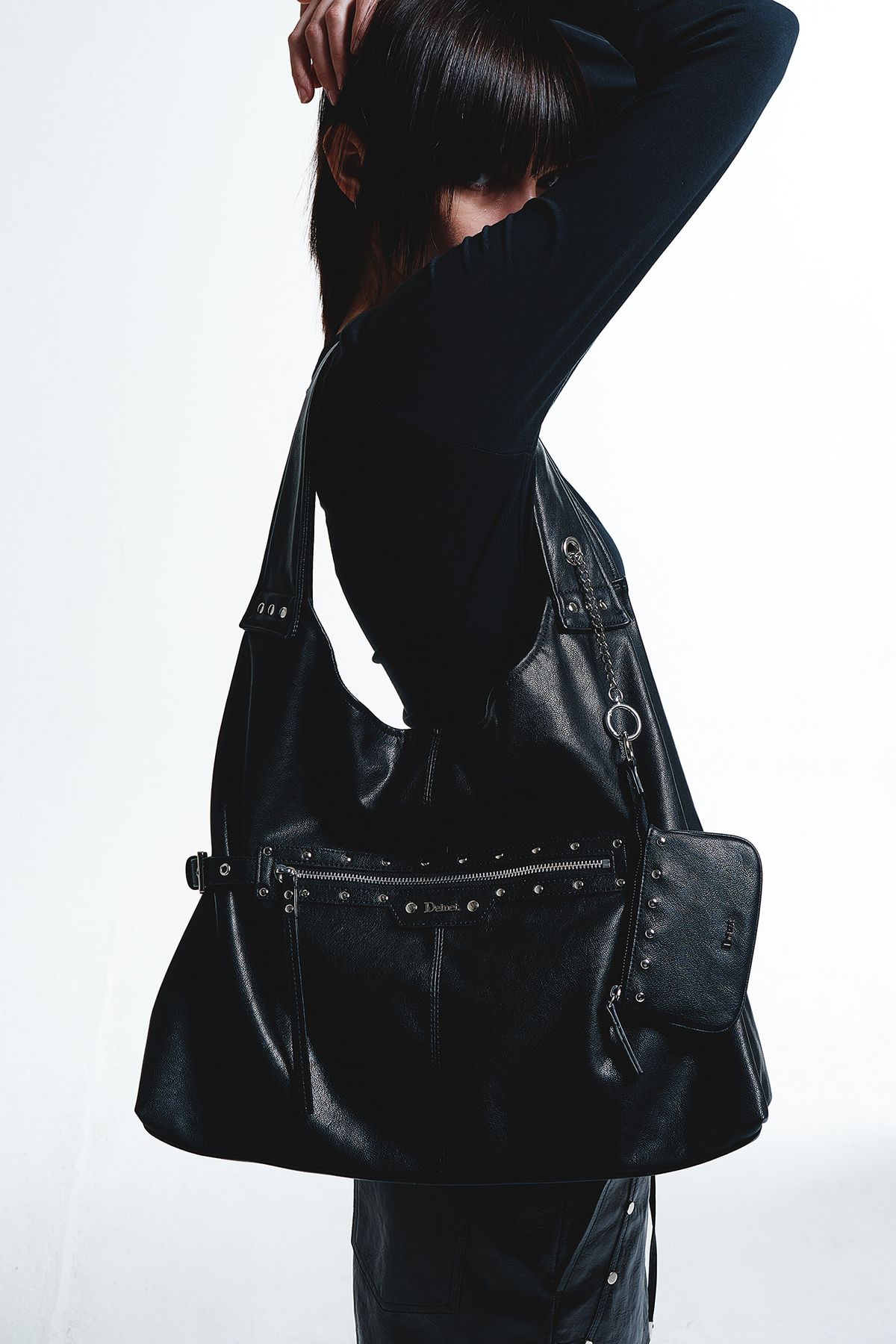 다이닛(DEINET) STUD DETAIL POINT POCKET BAG IN BLACK