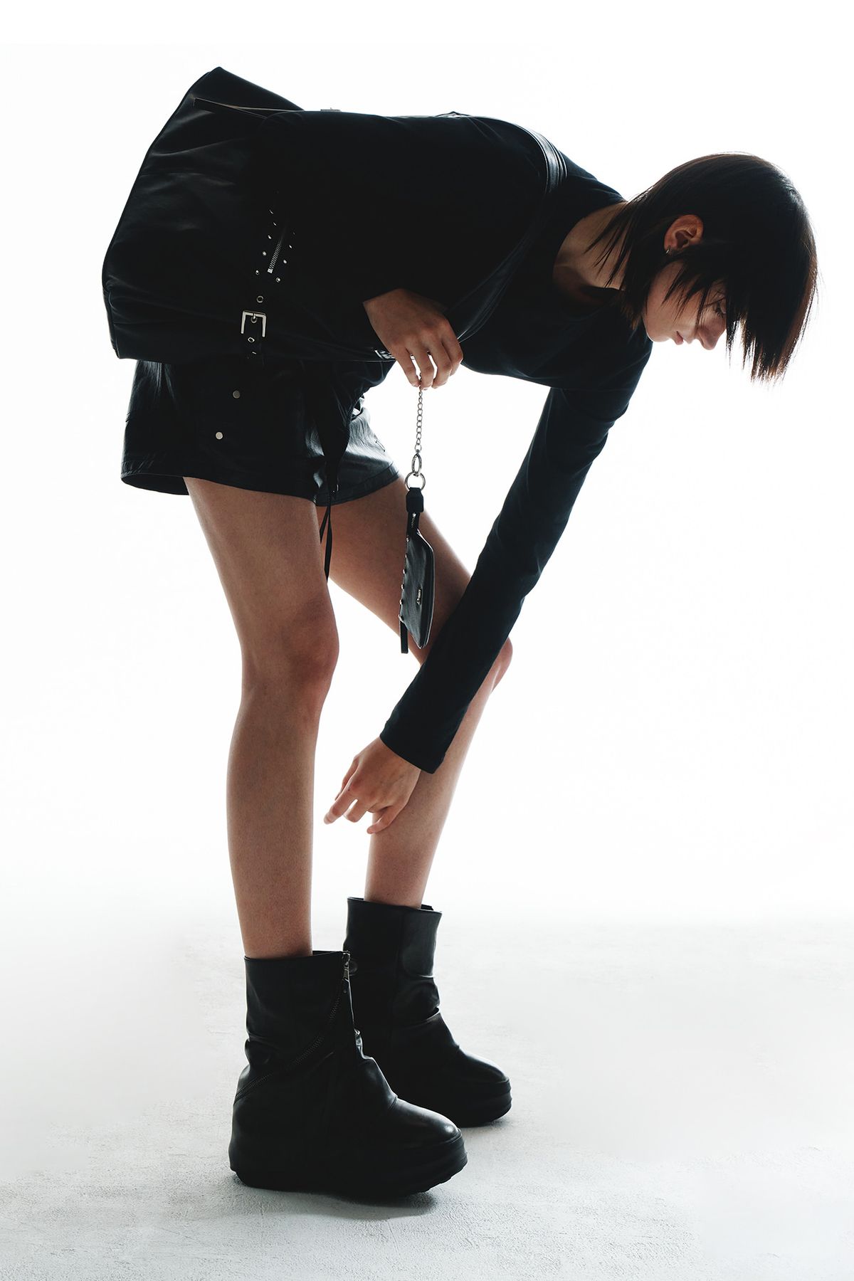 다이닛(DEINET) STUD DETAIL POINT POCKET BAG IN BLACK