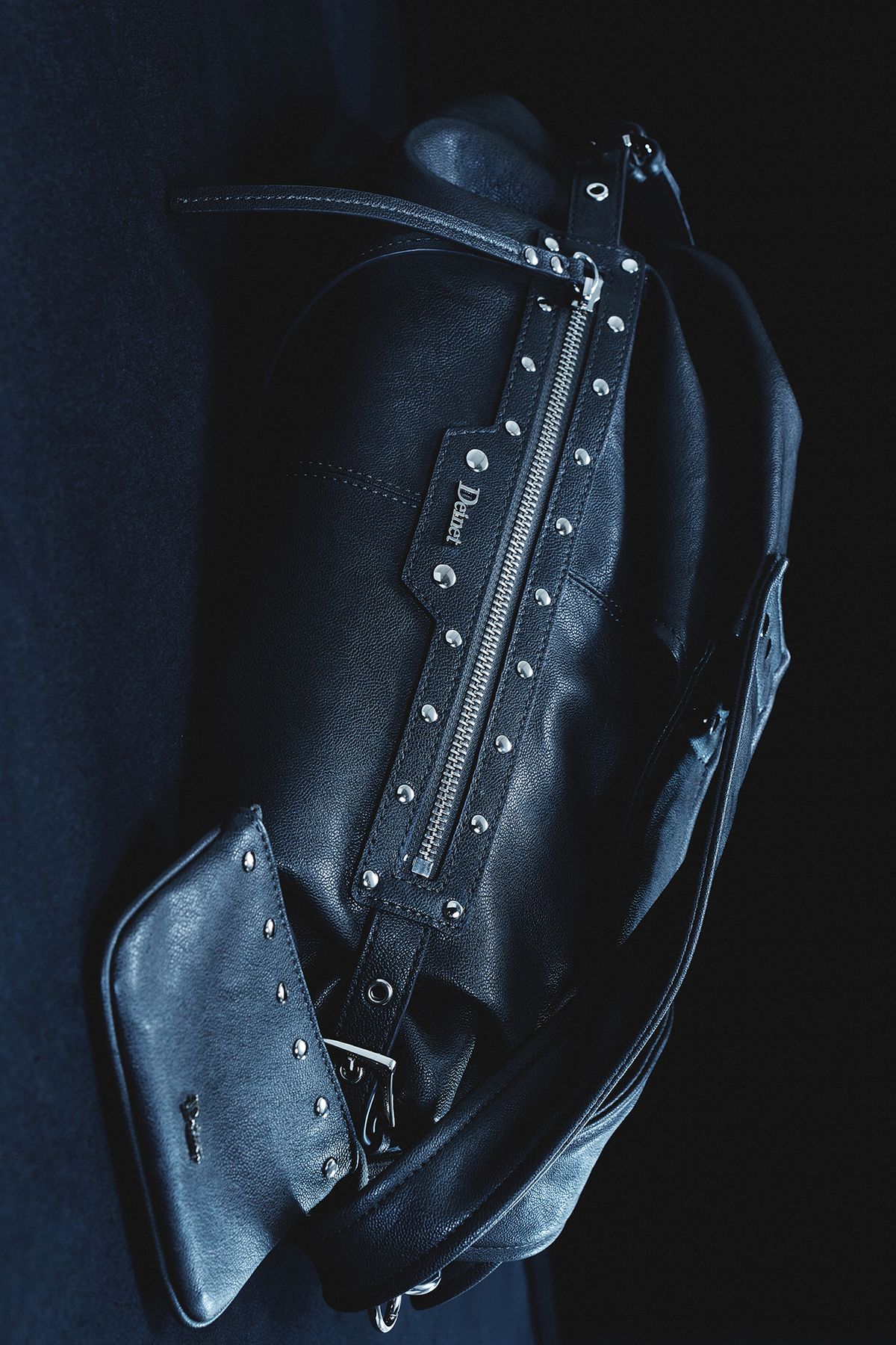 다이닛(DEINET) STUD DETAIL POINT POCKET BAG IN GREY