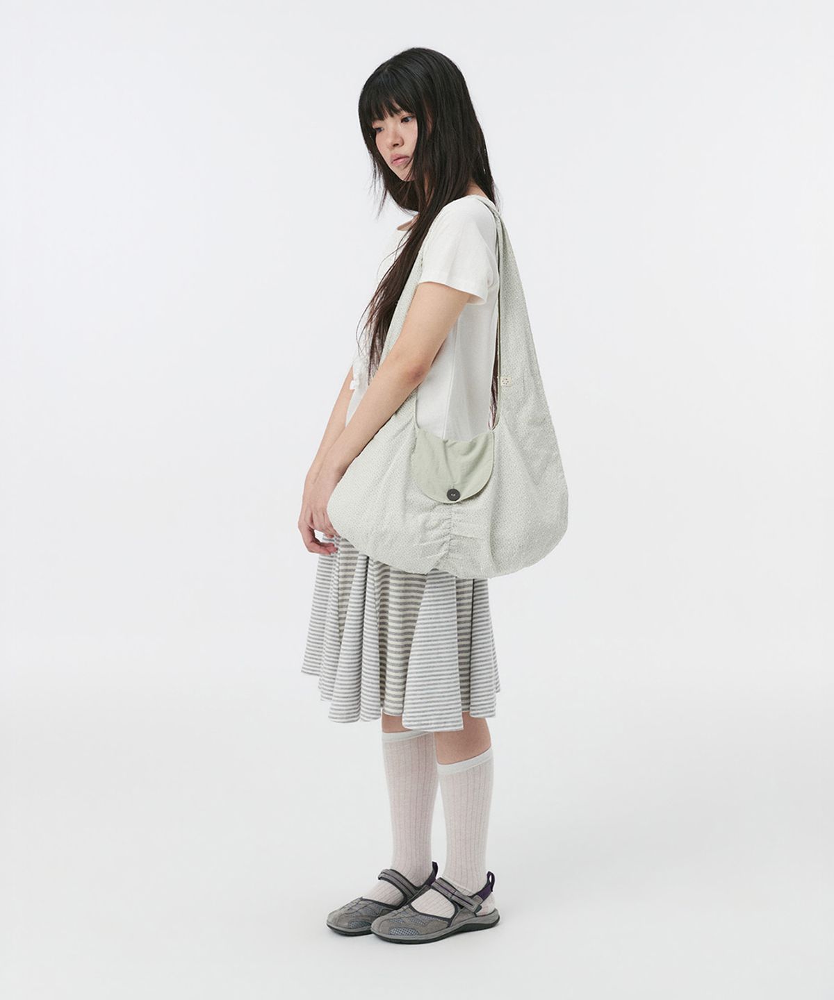 오헤시오(OHESHIO) FLORAL REVERSIBLE HOBO BAG, LIGHT KHAKI