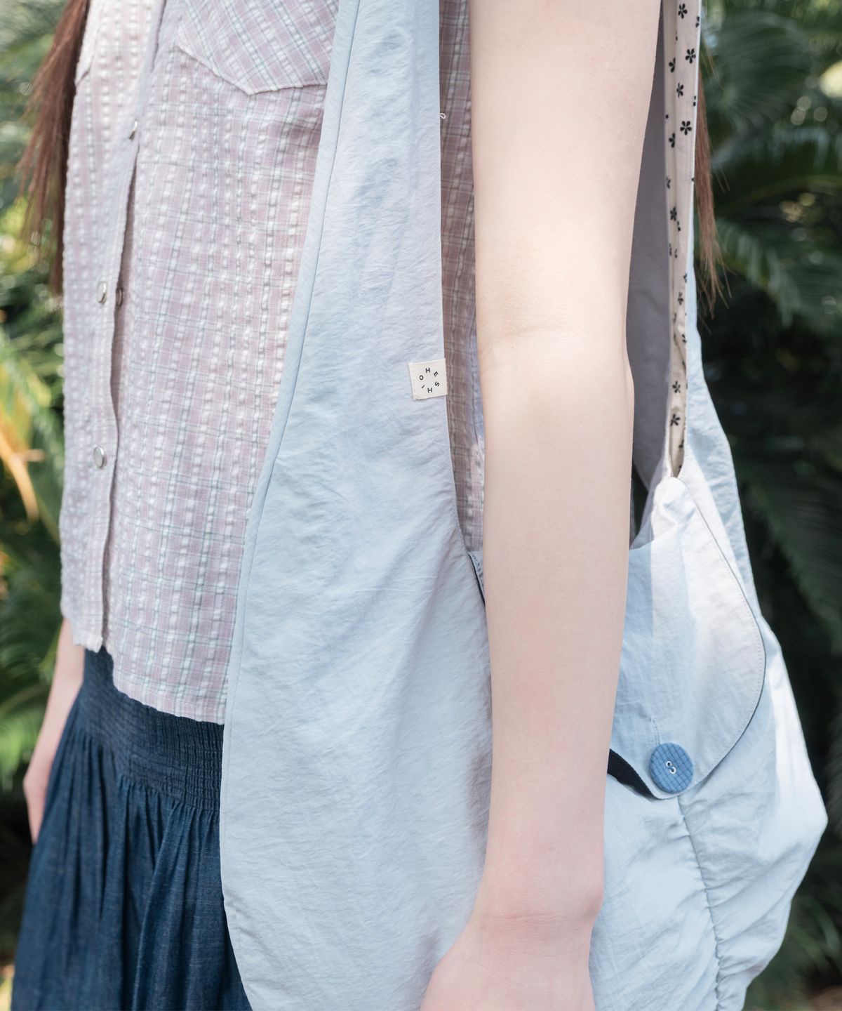 오헤시오(OHESHIO) FLORAL REVERSIBLE HOBO BAG, SKY BLUE