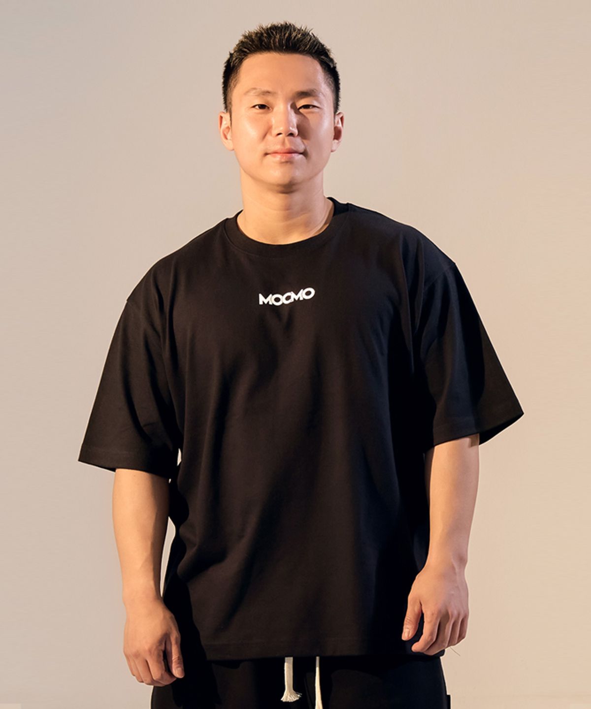 모크모(MOCMO) 히어로 박스 티셔츠 (남녀공용)