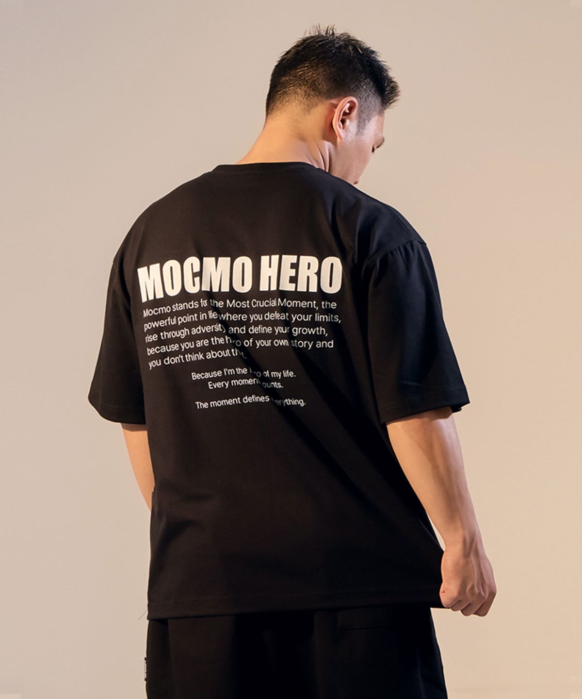 모크모(MOCMO) 히어로 박스 티셔츠 (남녀공용)