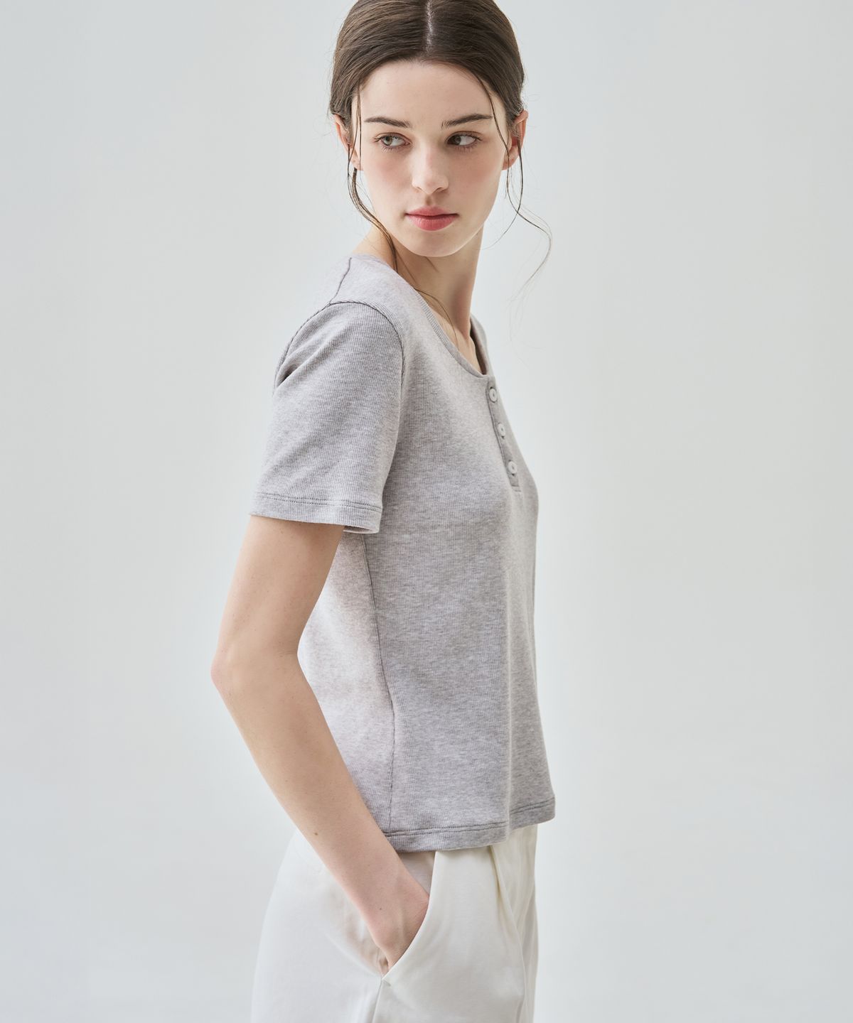 드로우핏 우먼(DRAWFIT WOMEN) 베이 헨리넥 반팔 티셔츠 [WHITE]