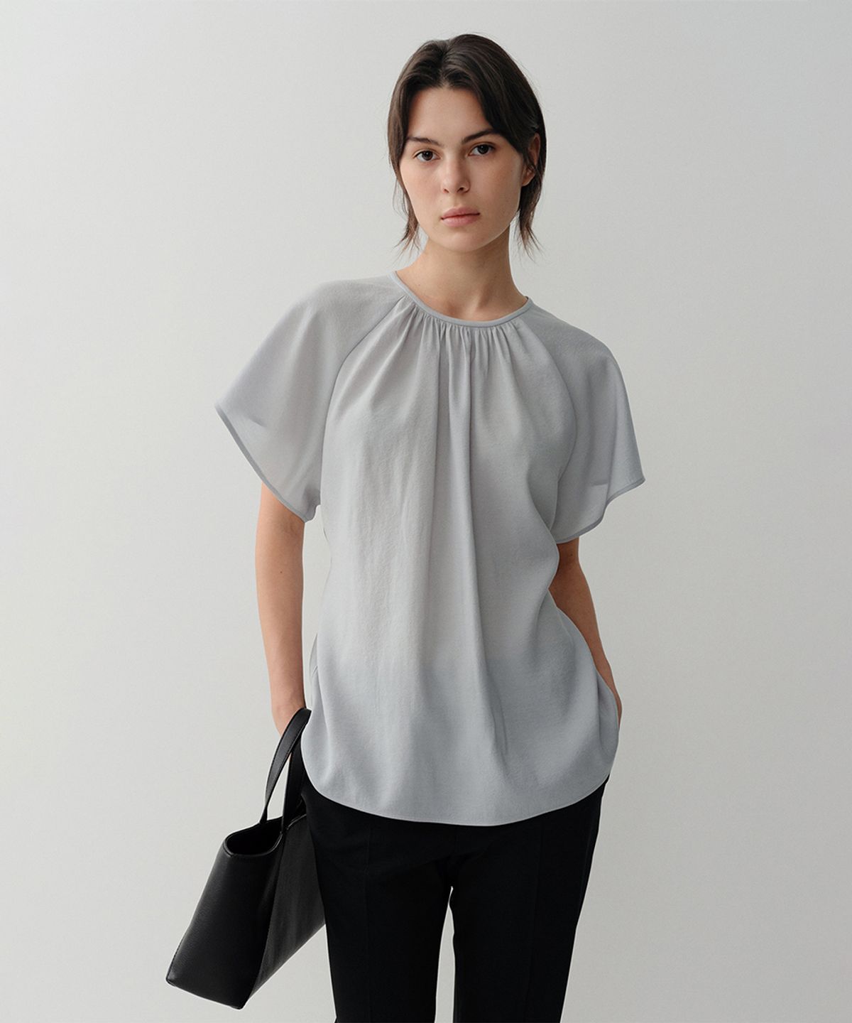 이아(EAAH) GRETA SHIRRING BLOUSE (PALE BLUE)