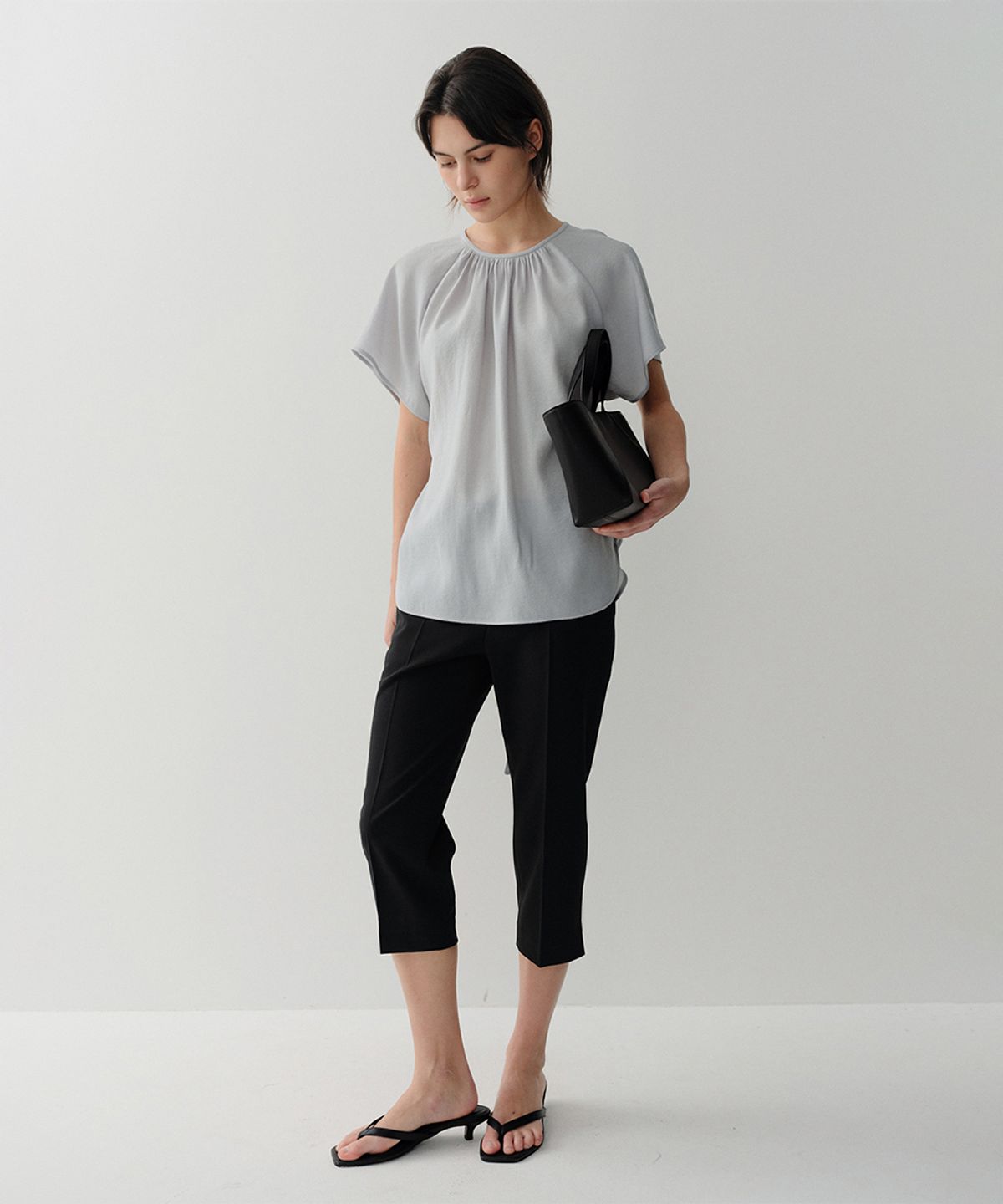 이아(EAAH) GRETA SHIRRING BLOUSE (PALE BLUE)