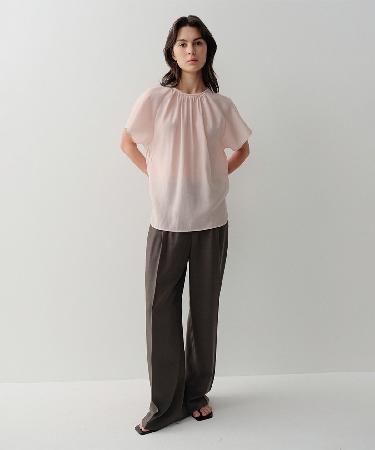 이아(EAAH) GRETA SHIRRING BLOUSE (PINK)