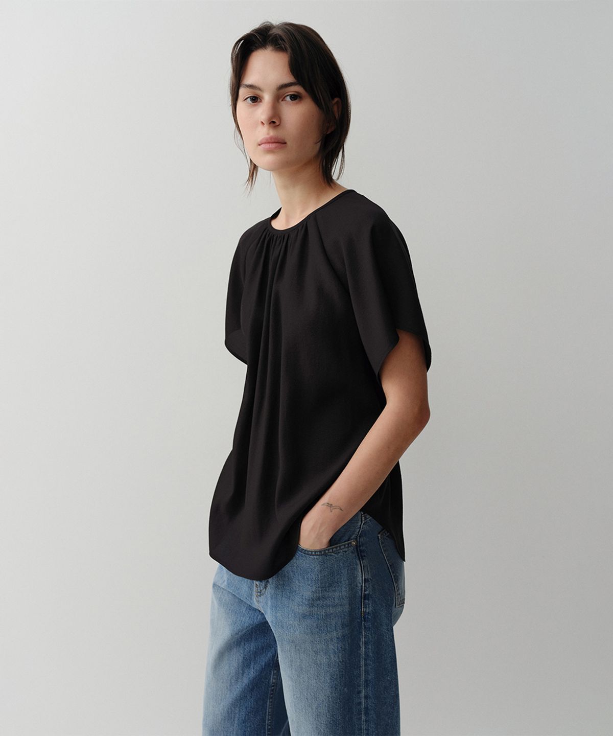 이아(EAAH) GRETA SHIRRING BLOUSE (BLACK)