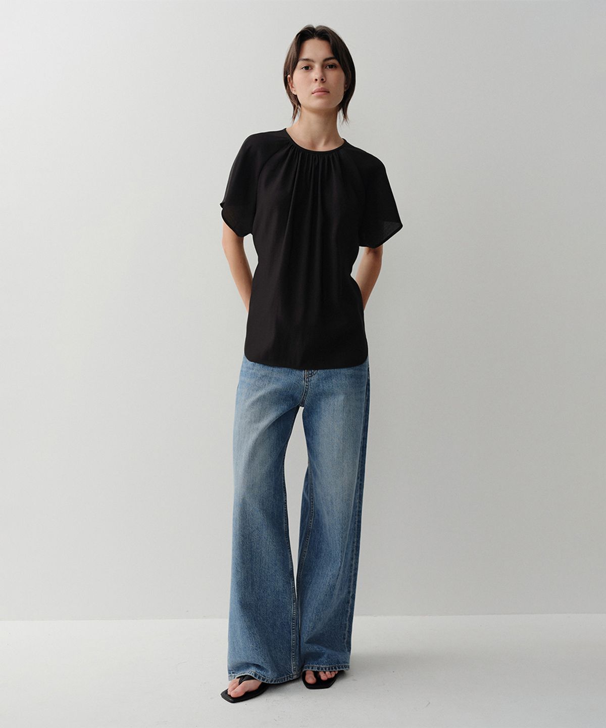 이아(EAAH) GRETA SHIRRING BLOUSE (BLACK)