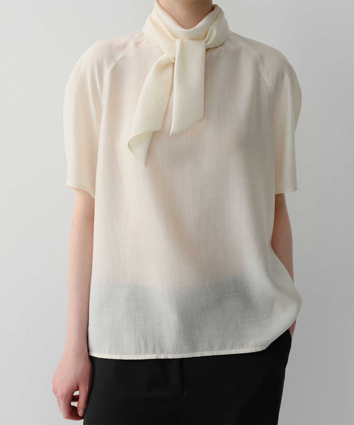 이아(EAAH) CERA SCARF BLOUSE (CREAM)