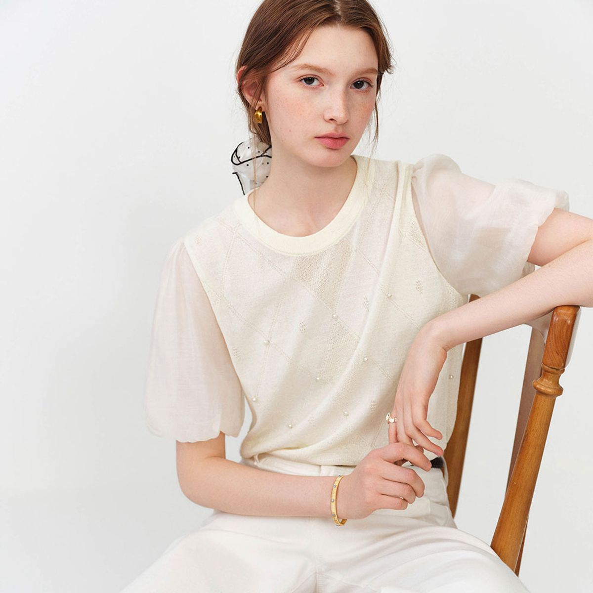 웬스데이딜라잇(WEDNESDAY DELIGHT) WD_Beaded sheer puff sleeve knit top_2color