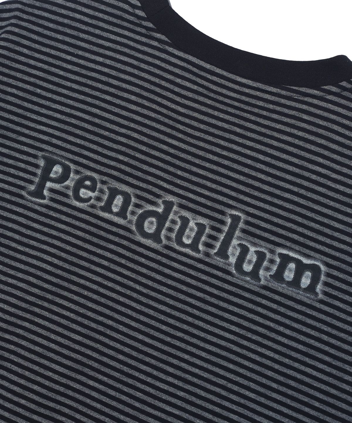 펜듈럼(PENDULUM) 스트라이프 레귤러 반팔티 LQ7TU449_CHARCOAL