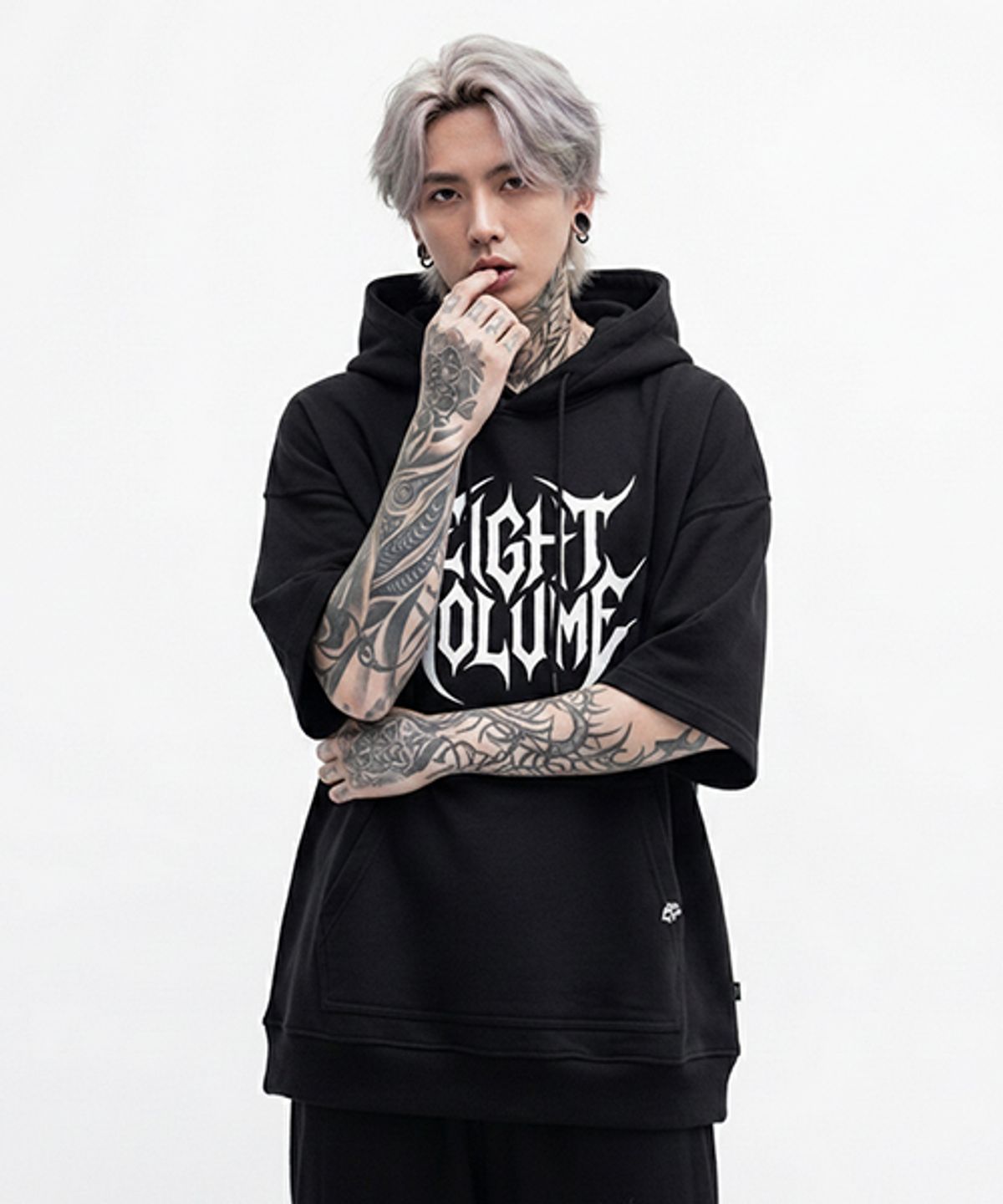 에잇볼륨(EIGHTVOLUME) EV 메탈 로고 오버핏 반팔후드 (블랙)