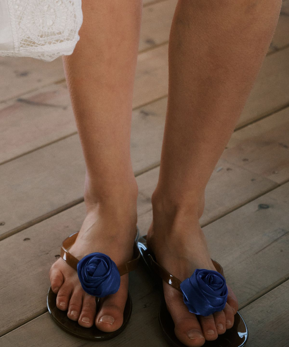 그린버터(GREENBUTTER) Rose Clear Flip-Flops (Blue)