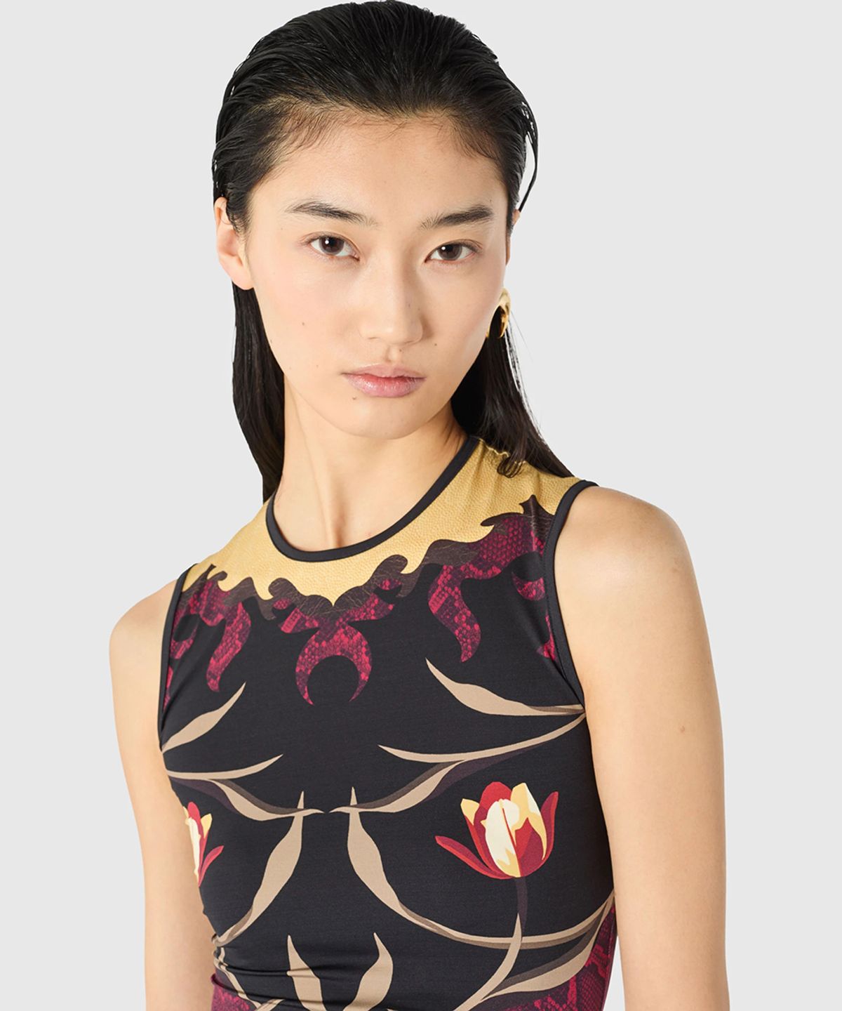 마린 세르(MARINE SERRE) (W) 플라워즈 프린티드 저지 슬리브리스 탑 블랙 레드 FLOWERS PRINTED JERSEY SL TOP BK97 BLACK/RED