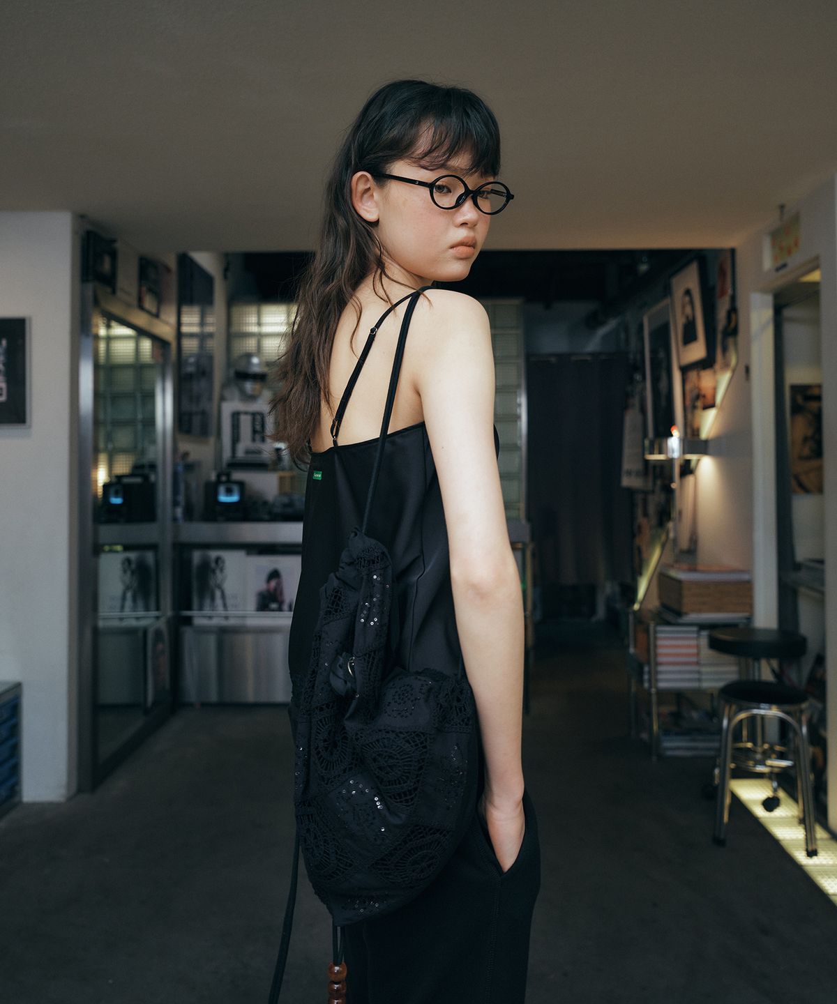 그린버터(GREENBUTTER) Crochet Drawstring Bag (Black)