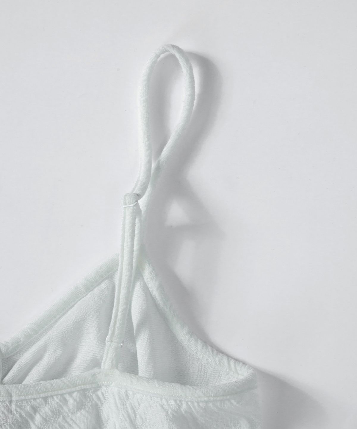 애즈온(ASON) PETAL SLEEVELESS / WHITE