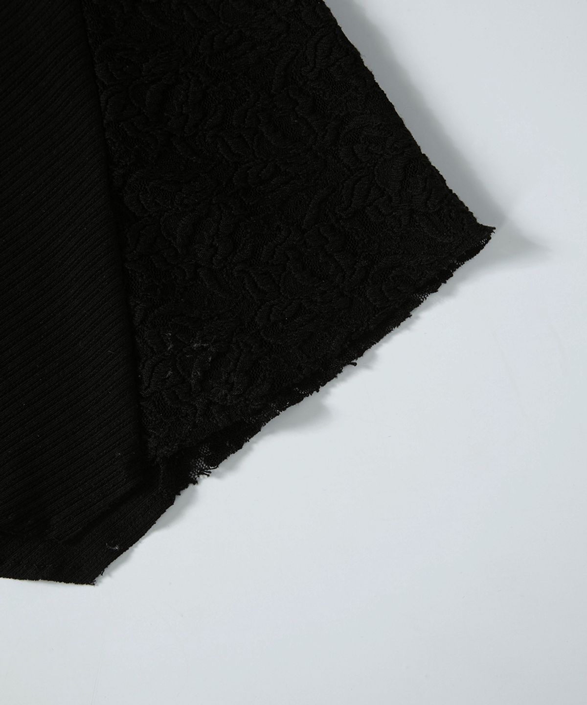 애즈온(ASON) PETAL SLEEVELESS / BLACK