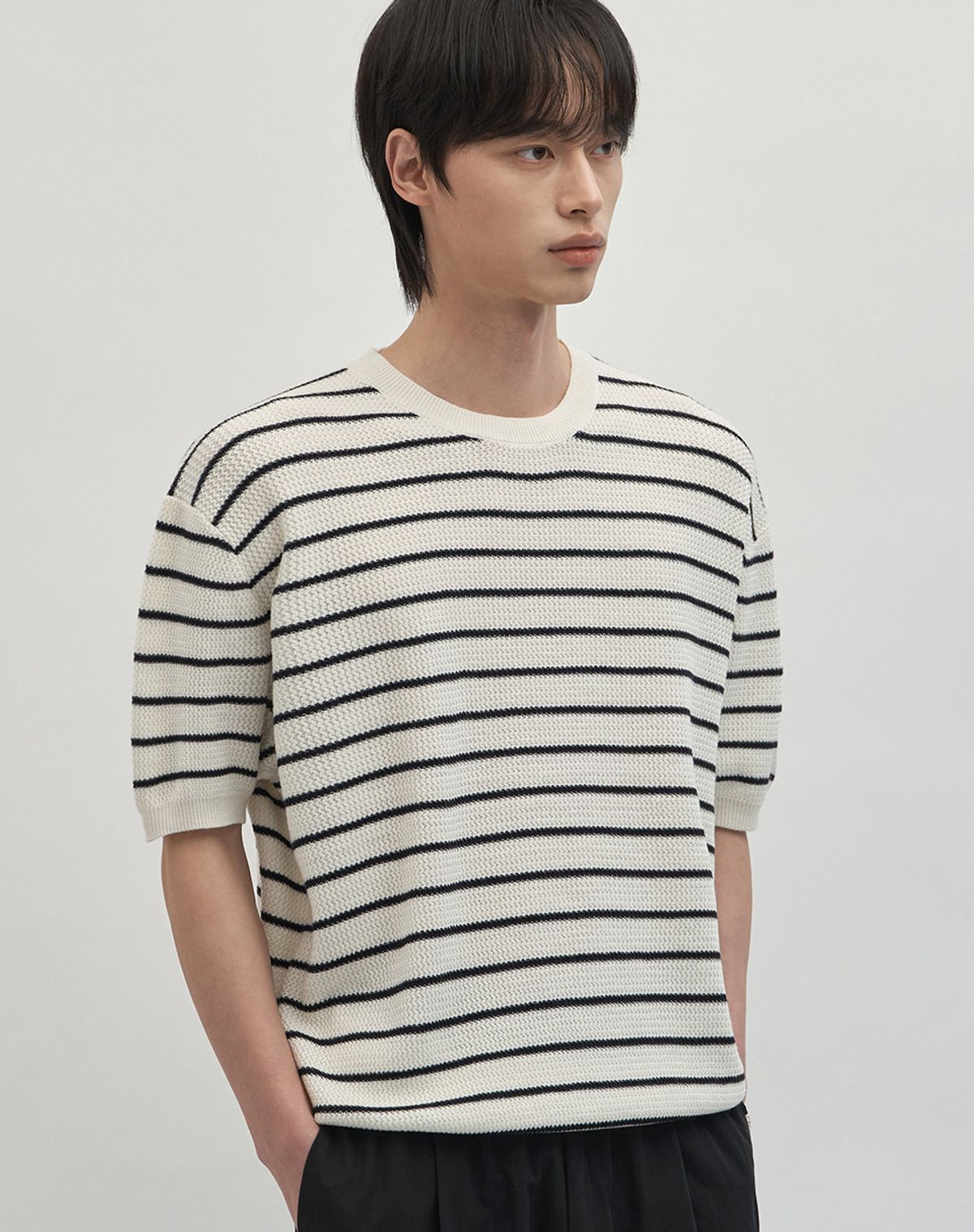 워크온바디오프(WORK ON BODY OFF) 이지온 세미 오버핏 스트라이프 라운드넥 반팔 니트 [아이보리]