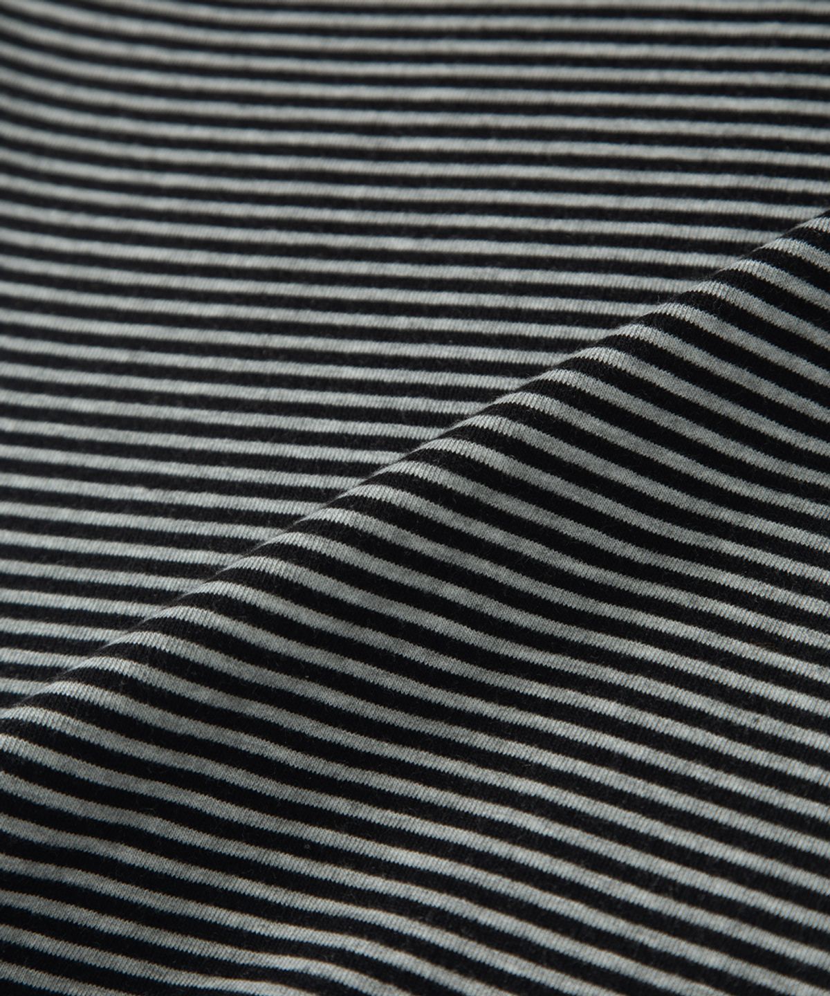 애즈온(ASON) RIPPLE STRIPE SLEEVELESS / BLACK