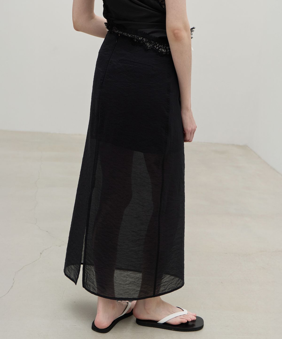 르바(LEVAR) Light Sheer Maxi Skirt - Black
