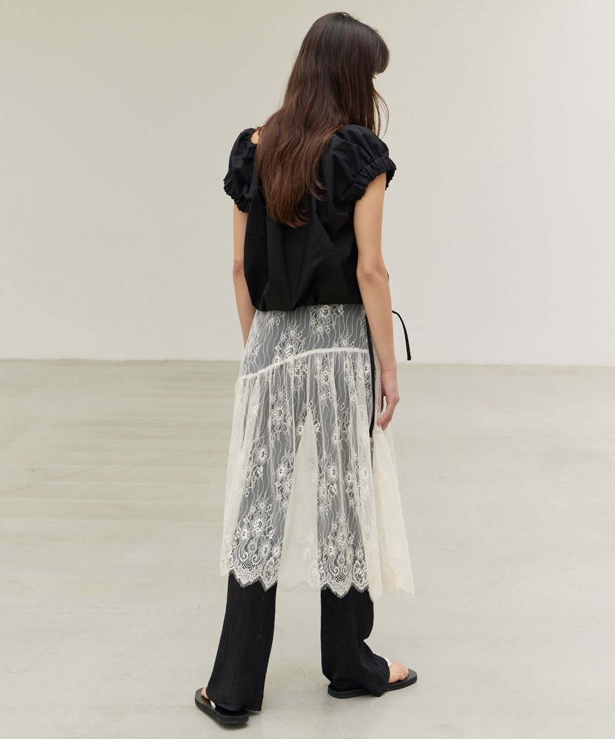 르바(LEVAR) Layered Shirring Lace Skirt - Cream Butter