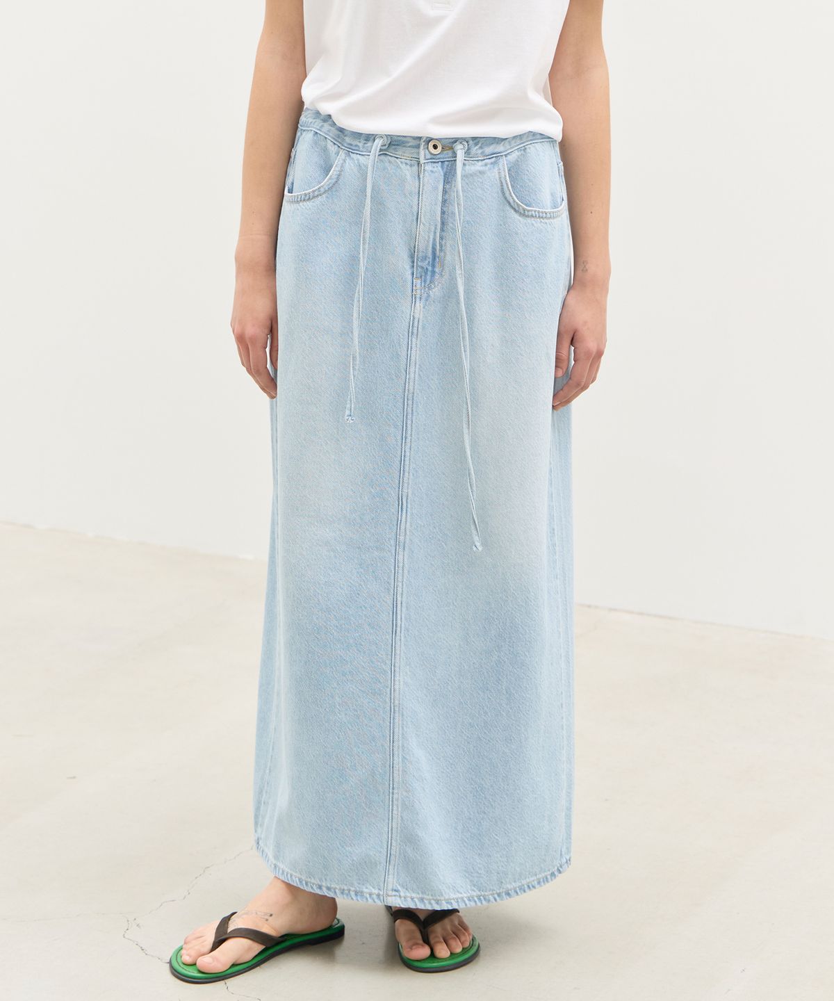 르바(LEVAR) Relaxed String Tencel Denim Skirt - Light Blue