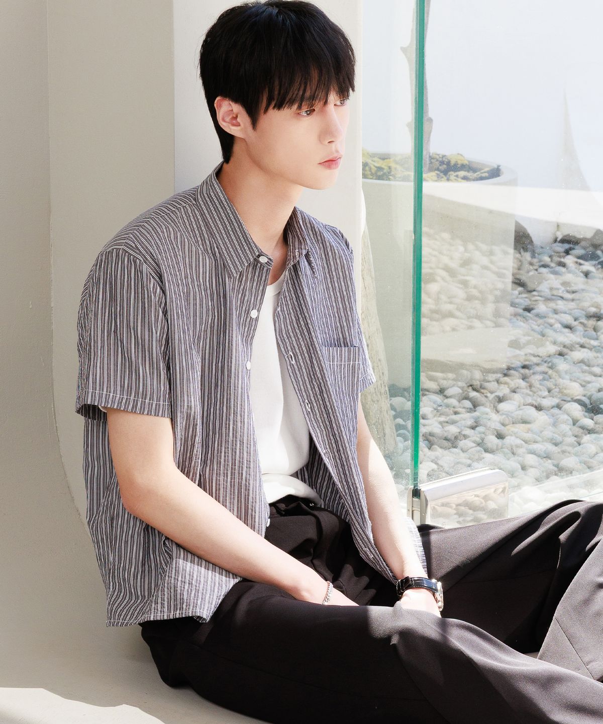 노드유(NODU) 핀 스트라이프 크롭 하프 셔츠 [블랙]