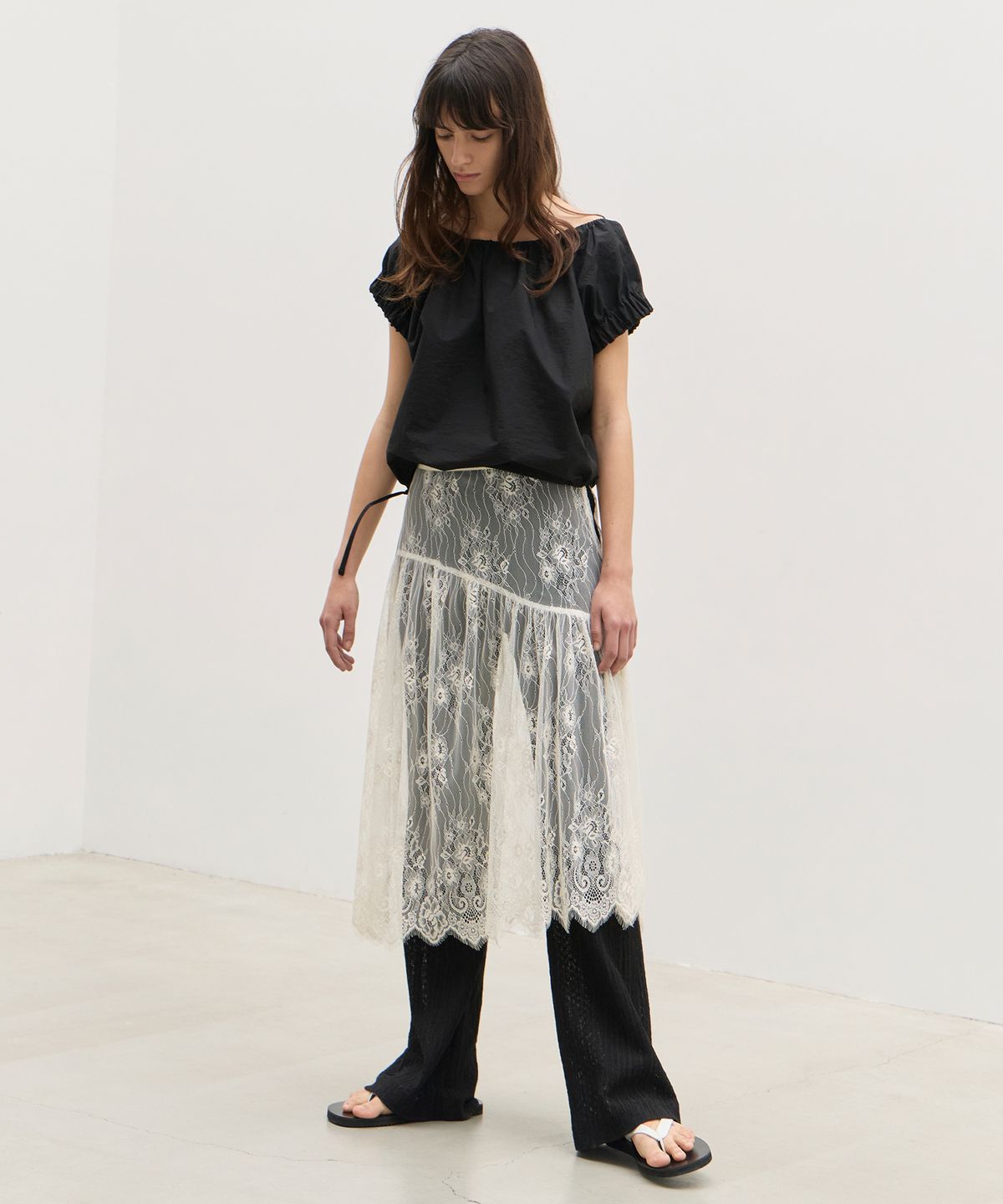 르바(LEVAR) Crispy Volume Cropped Blouse - Black