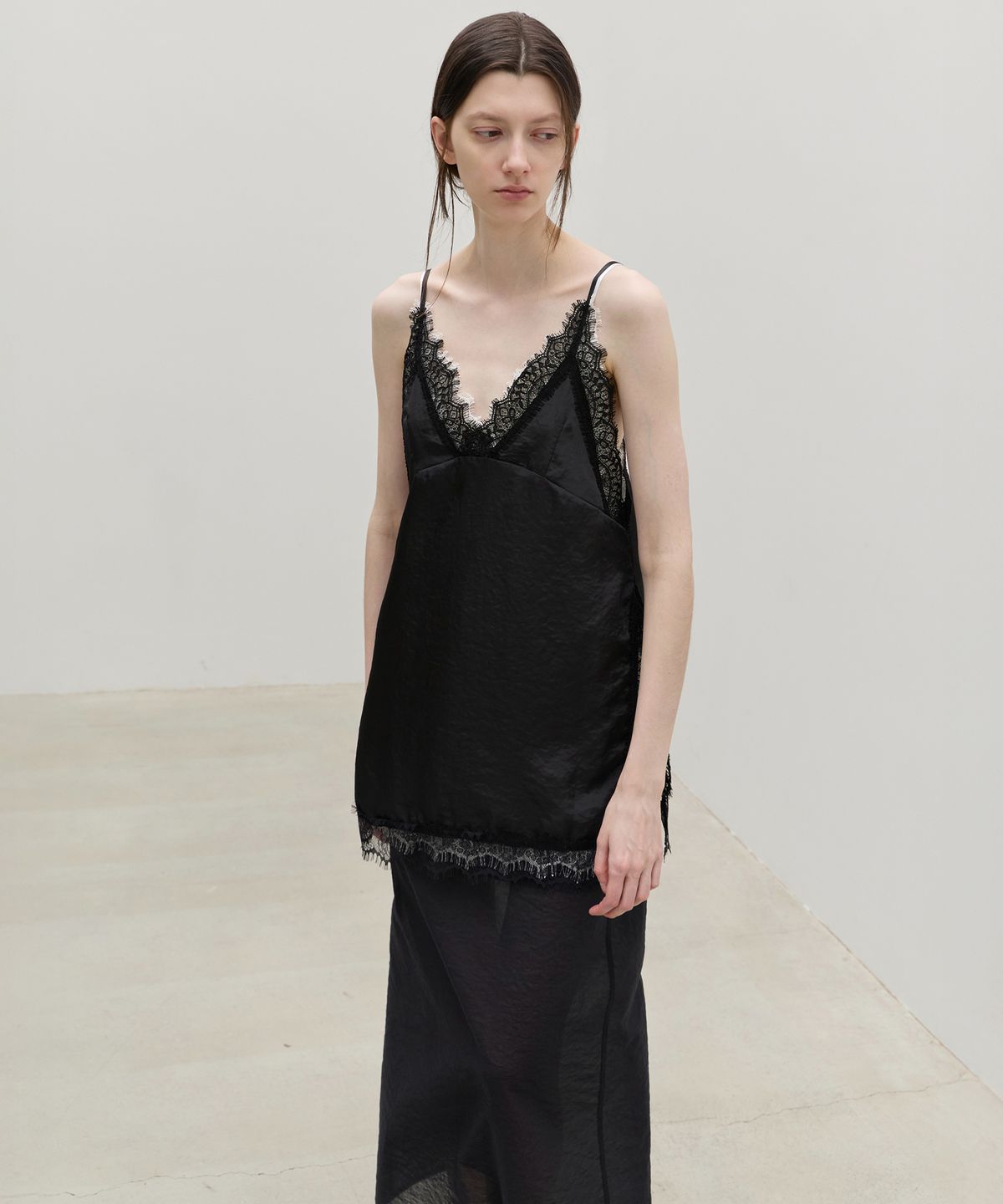 르바(LEVAR) Silky Lace Layered Slip Top - Black