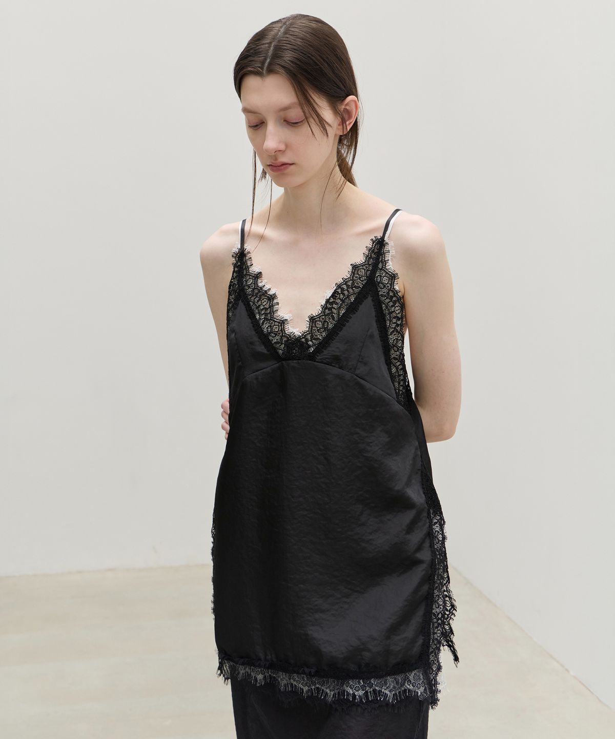 르바(LEVAR) Silky Lace Layered Slip Top - Black