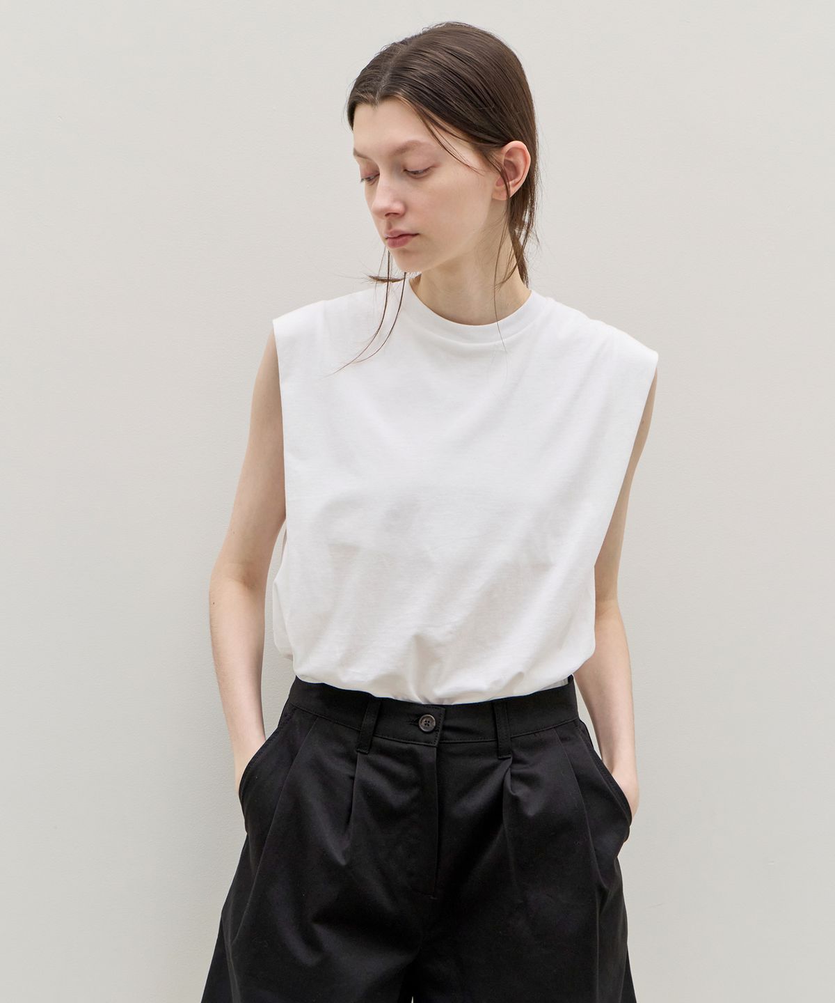 르바(LEVAR) Relaxed Shoulder Sleeveless T-shirt - Off White