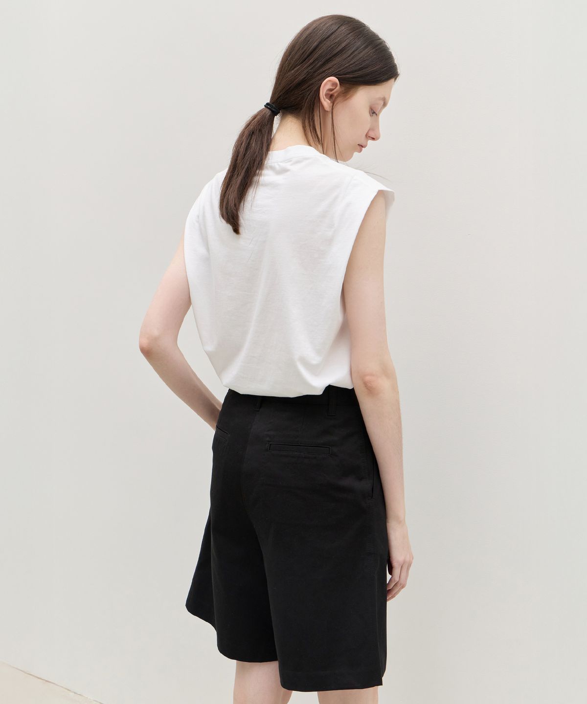 르바(LEVAR) Relaxed Shoulder Sleeveless T-shirt - Off White