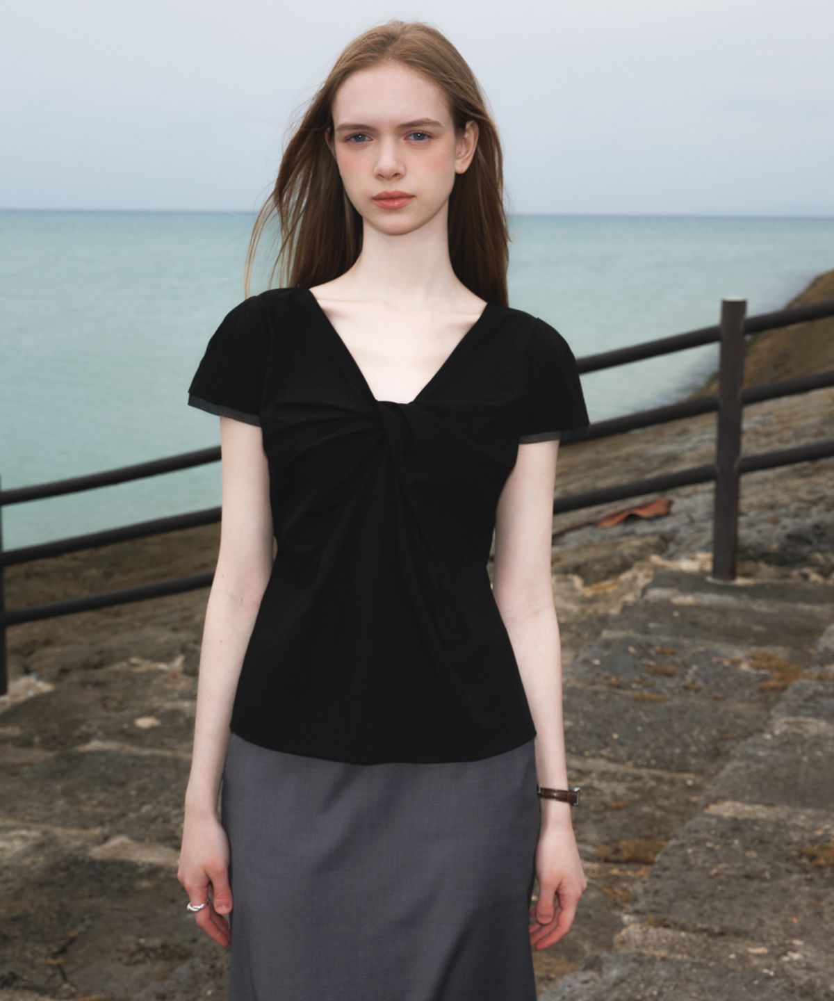 드헤베(DEHEVE) Twist Lace Sleeve Blouse [Black]